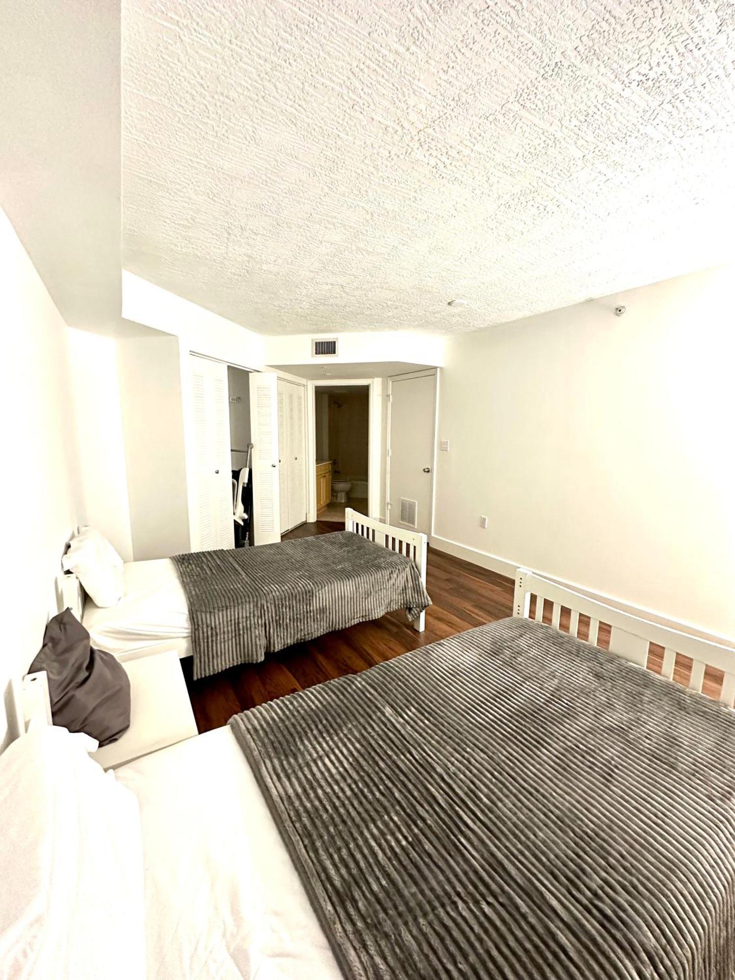 Homestay Private Bedroom 1 Block From Downtown Miami