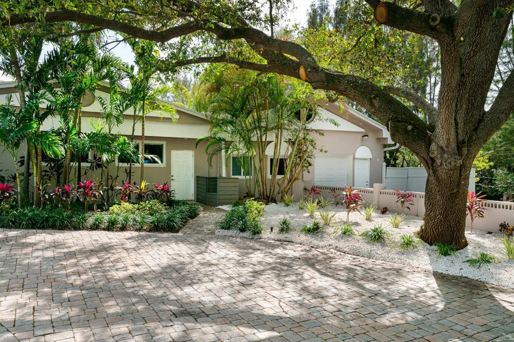 Tropical Waterfront Family Oasis - Amazing Location Holiday home