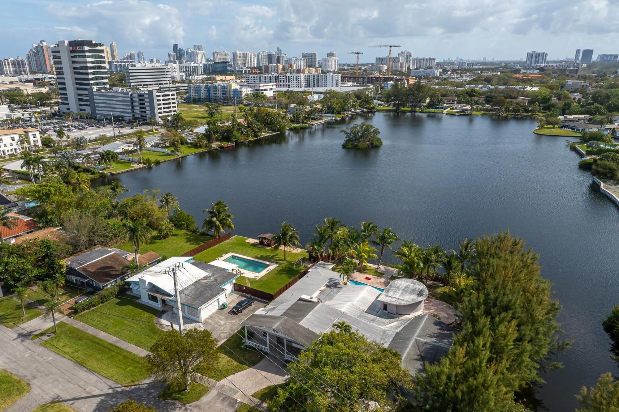 Tropical Waterfront Family Oasis - Amazing Location Miami