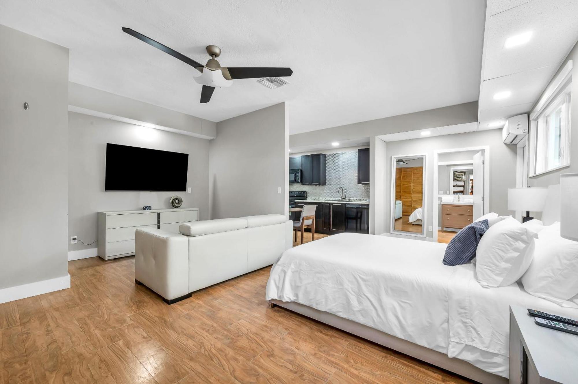 Tropical Waterfront Family Oasis - Amazing Location * Miami