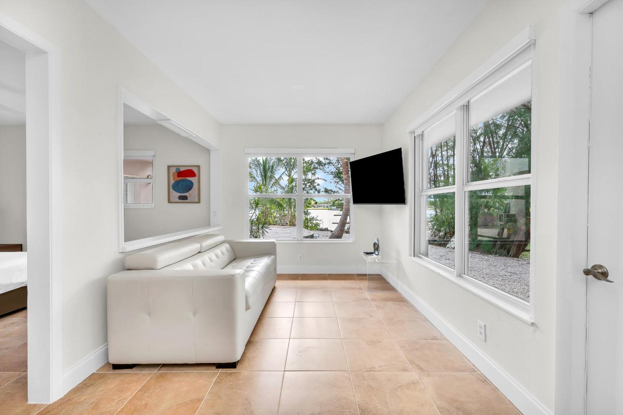 Tropical Waterfront Family Oasis - Amazing Location