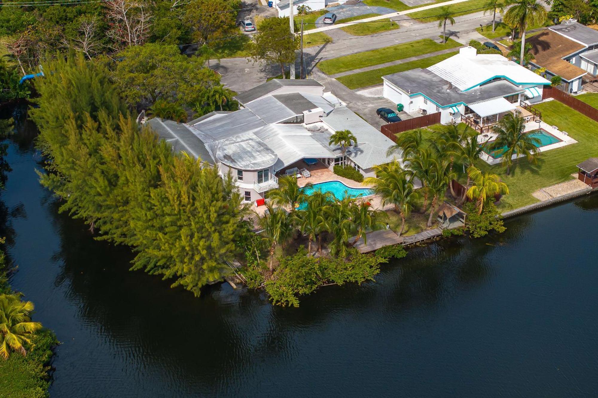 Tropical Waterfront Family Oasis - Amazing Location Holiday home