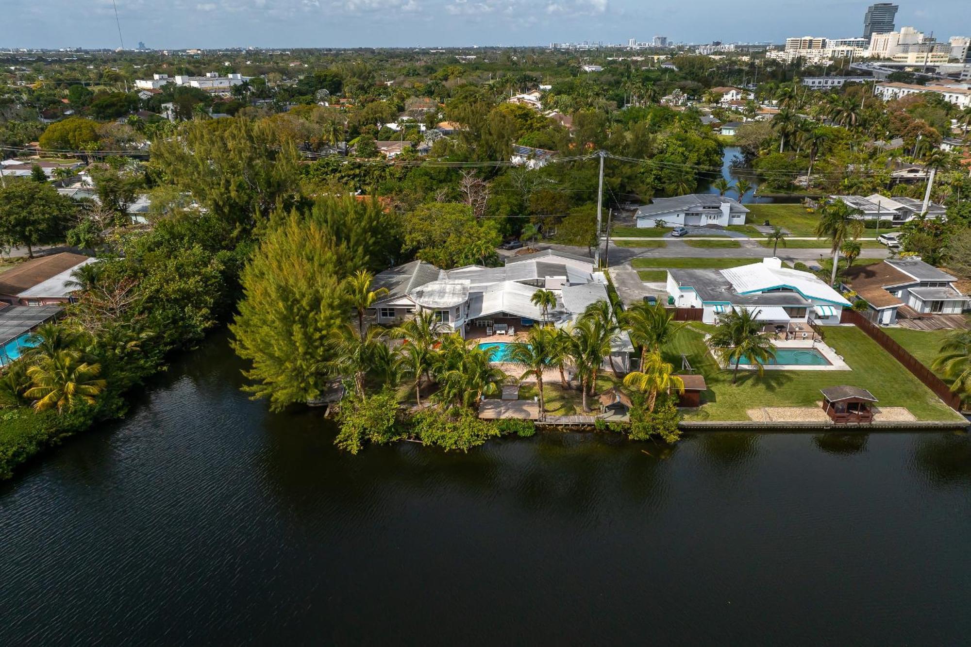 Holiday home Tropical Waterfront Family Oasis - Amazing Location