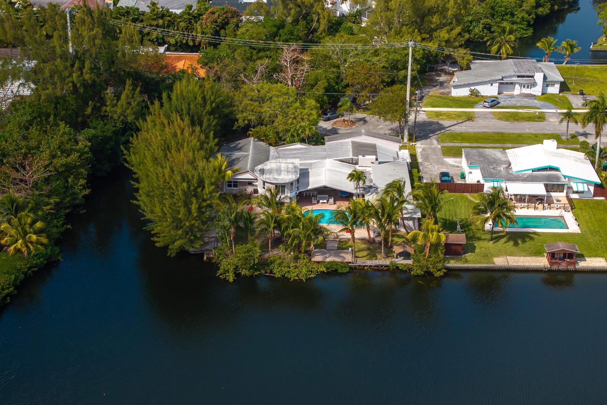 Tropical Waterfront Family Oasis - Amazing Location Miami