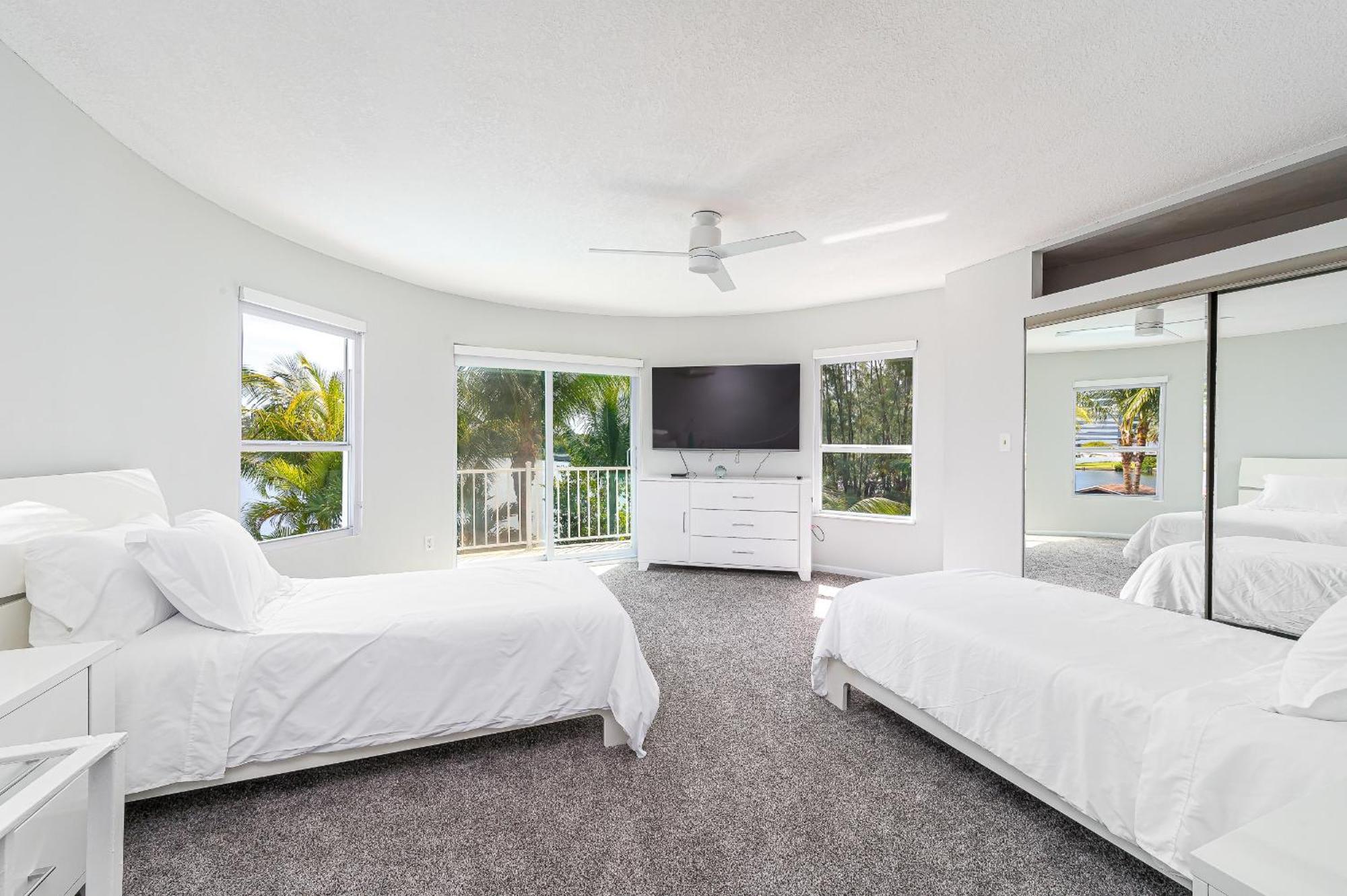 Tropical Waterfront Family Oasis - Amazing Location Holiday home *