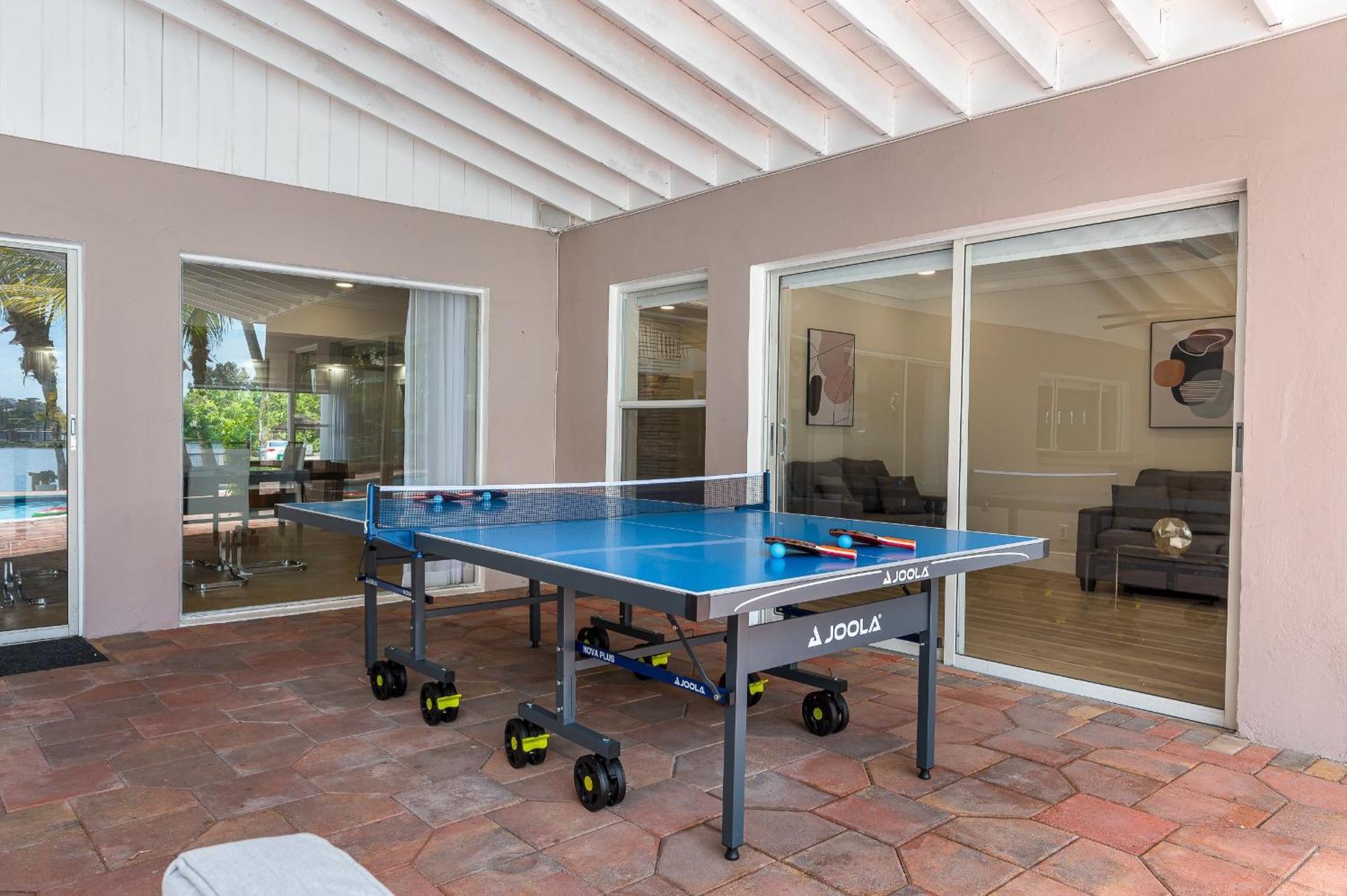 Tropical Waterfront Family Oasis - Amazing Location