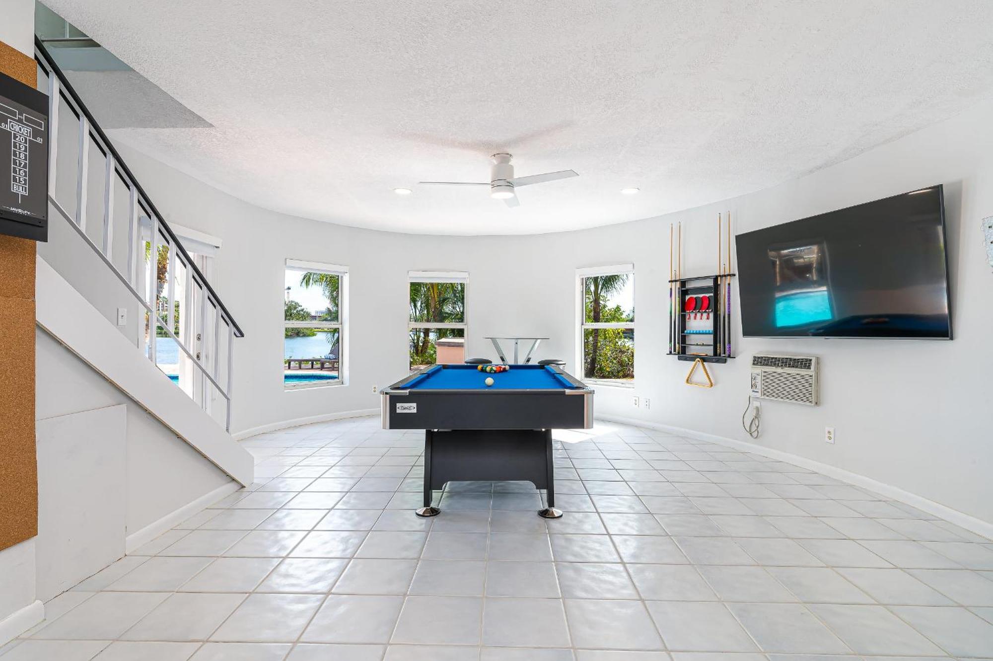 Tropical Waterfront Family Oasis - Amazing Location Holiday home