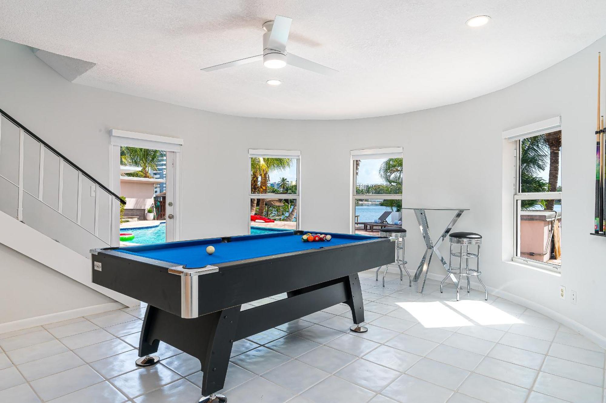 Tropical Waterfront Family Oasis - Amazing Location * Miami
