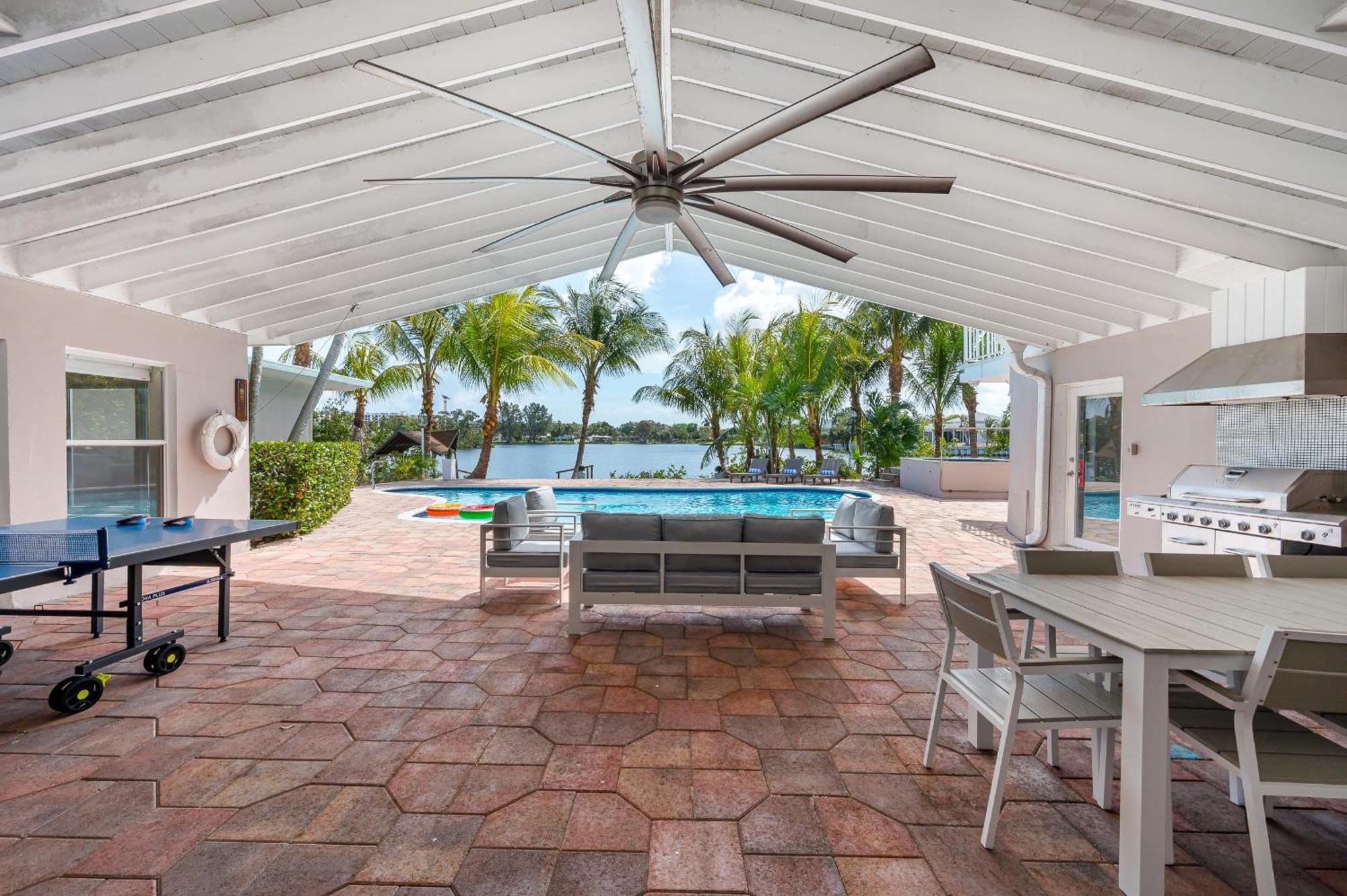 Tropical Waterfront Family Oasis - Amazing Location Holiday home