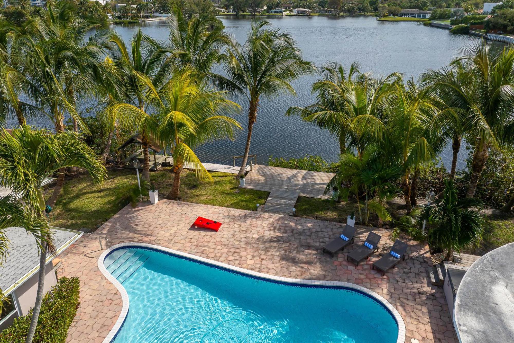 Tropical Waterfront Family Oasis - Amazing Location Holiday home *
