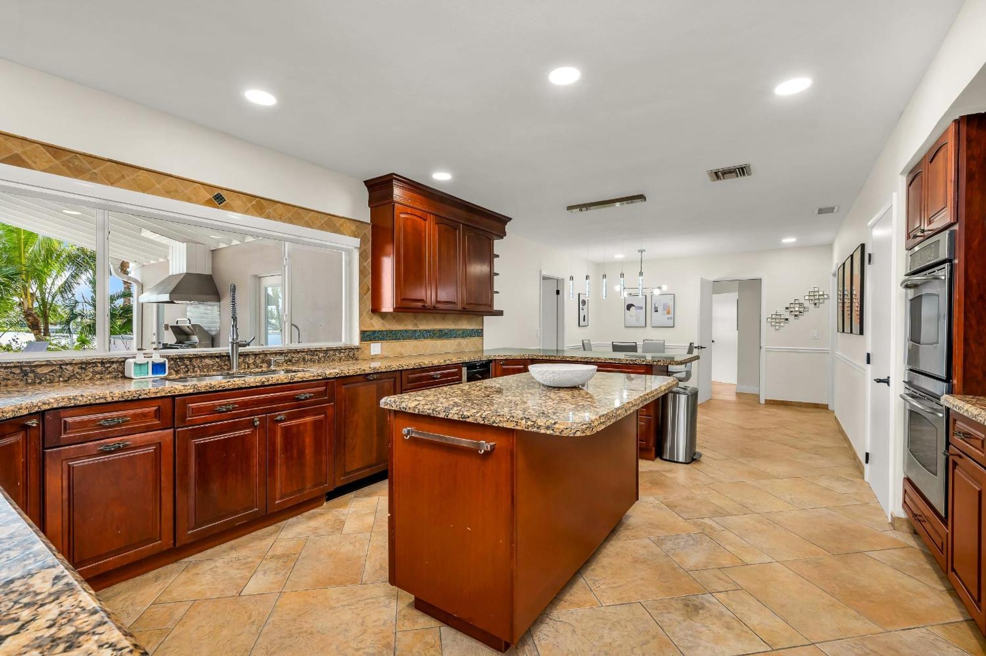 Tropical Waterfront Family Oasis - Amazing Location *