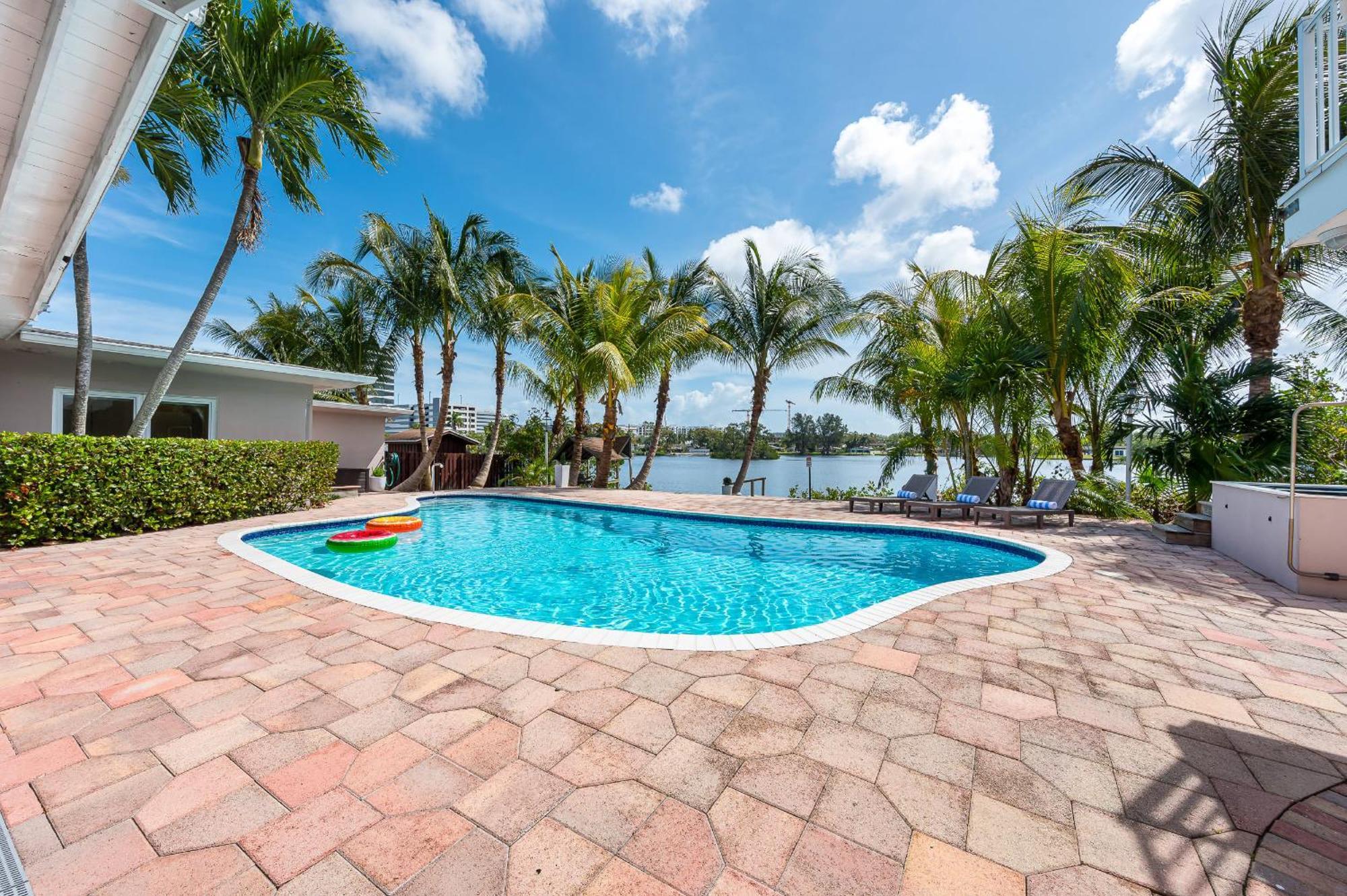 Tropical Waterfront Family Oasis - Amazing Location * Miami