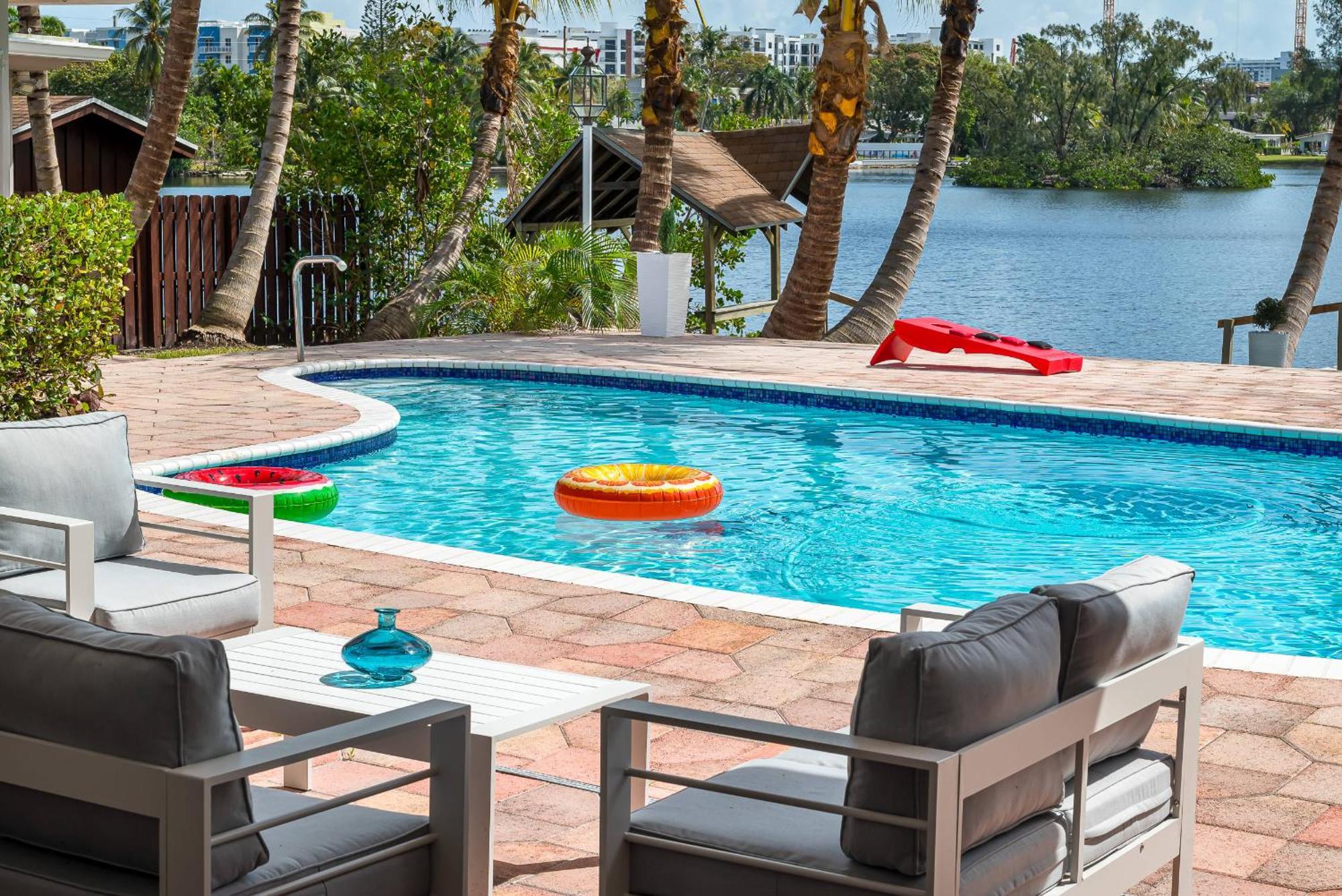 Tropical Waterfront Family Oasis - Amazing Location
