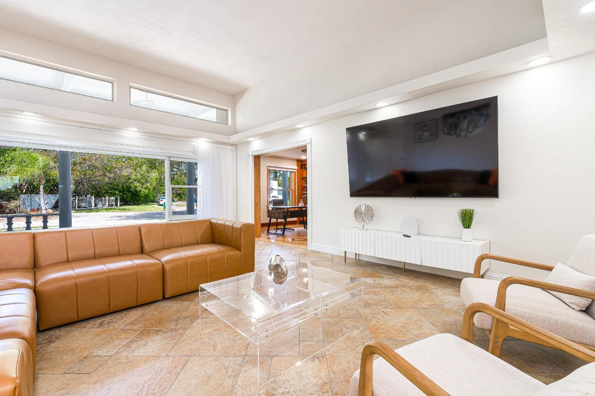 Tropical Waterfront Family Oasis - Amazing Location Holiday home