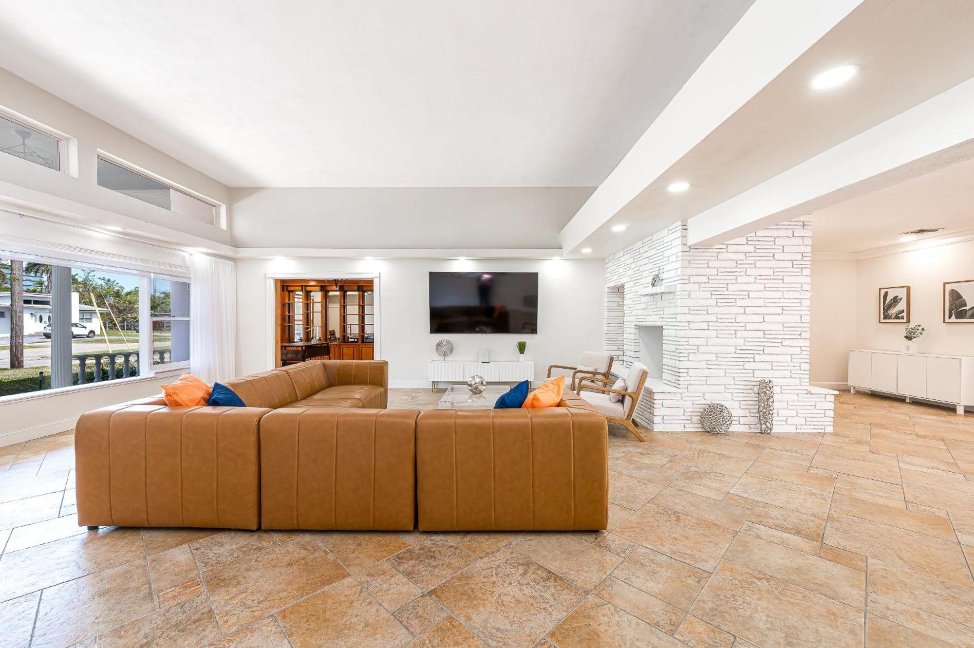 Tropical Waterfront Family Oasis - Amazing Location Holiday home *