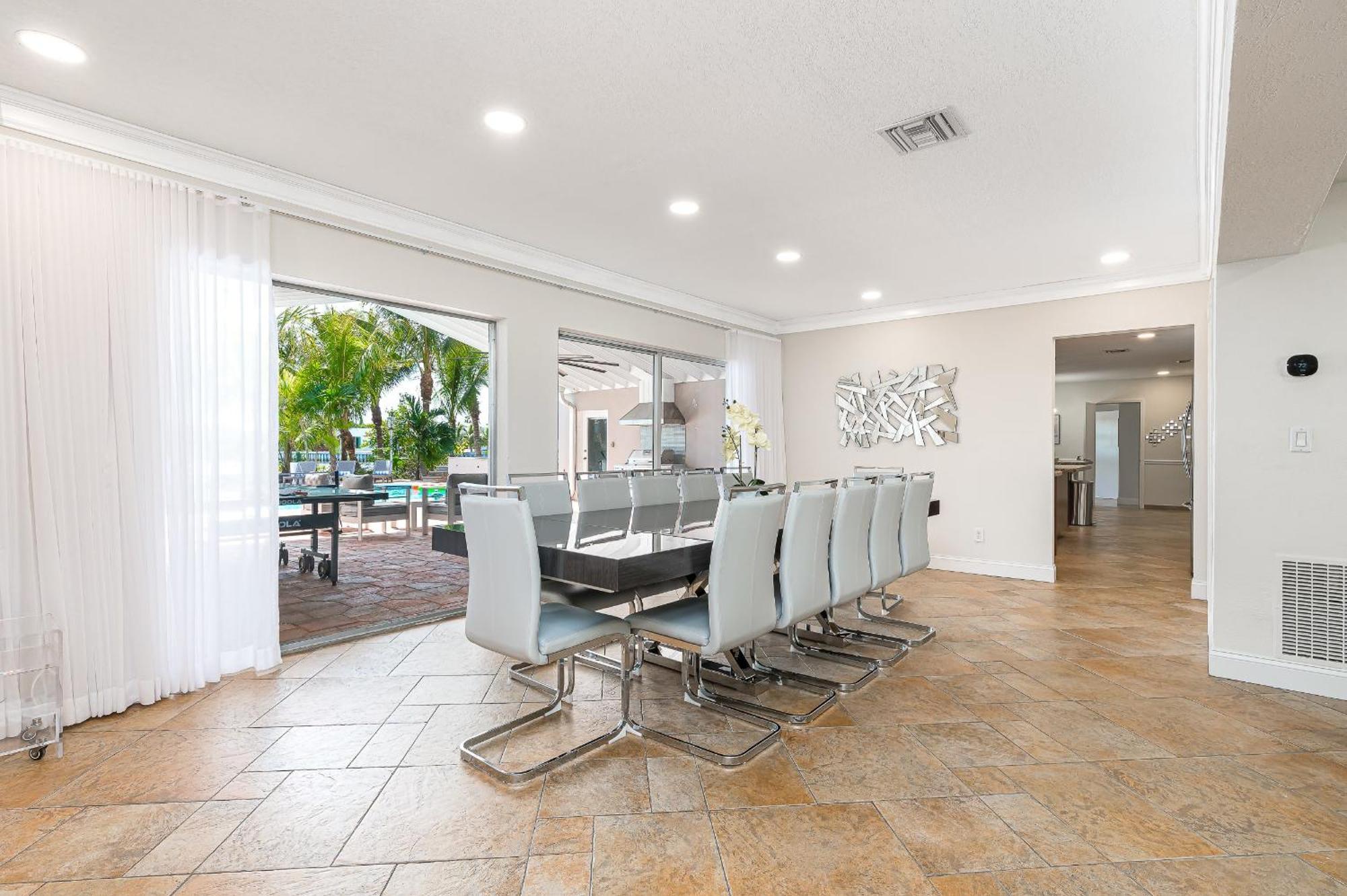 Tropical Waterfront Family Oasis - Amazing Location *