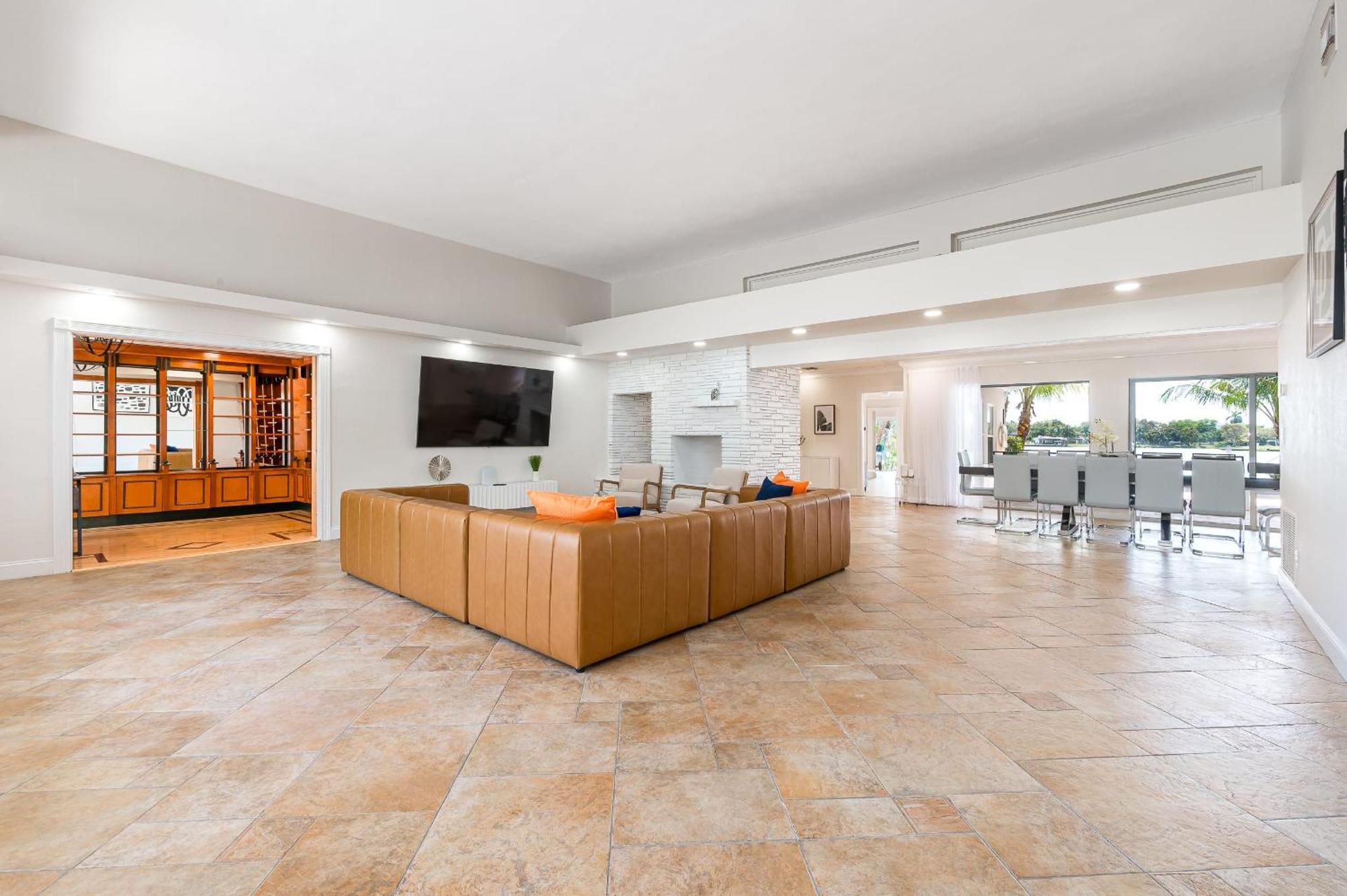 Tropical Waterfront Family Oasis - Amazing Location