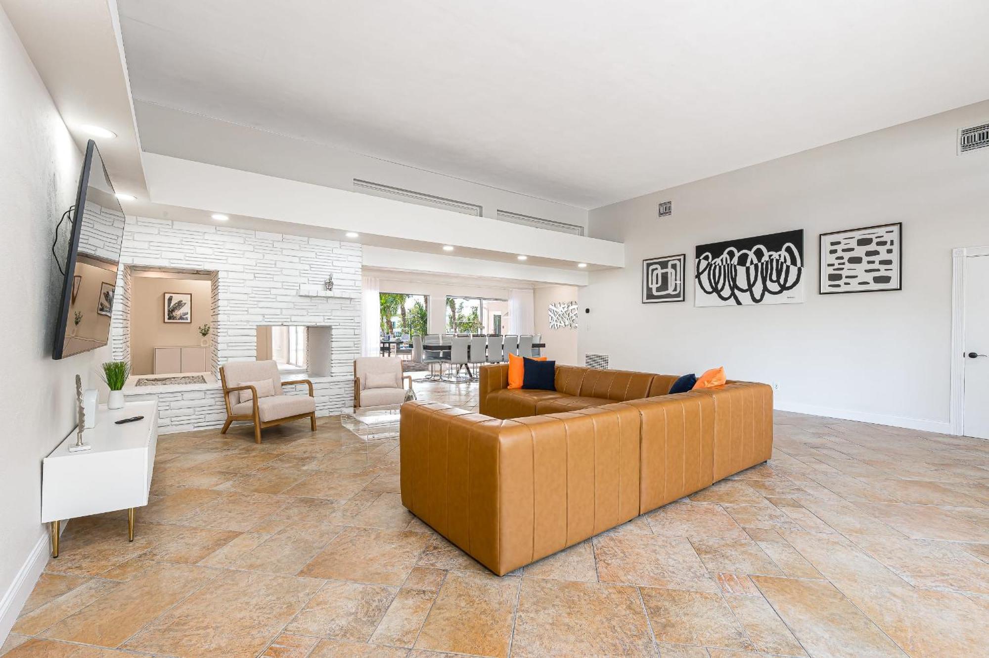 Tropical Waterfront Family Oasis - Amazing Location Holiday home *