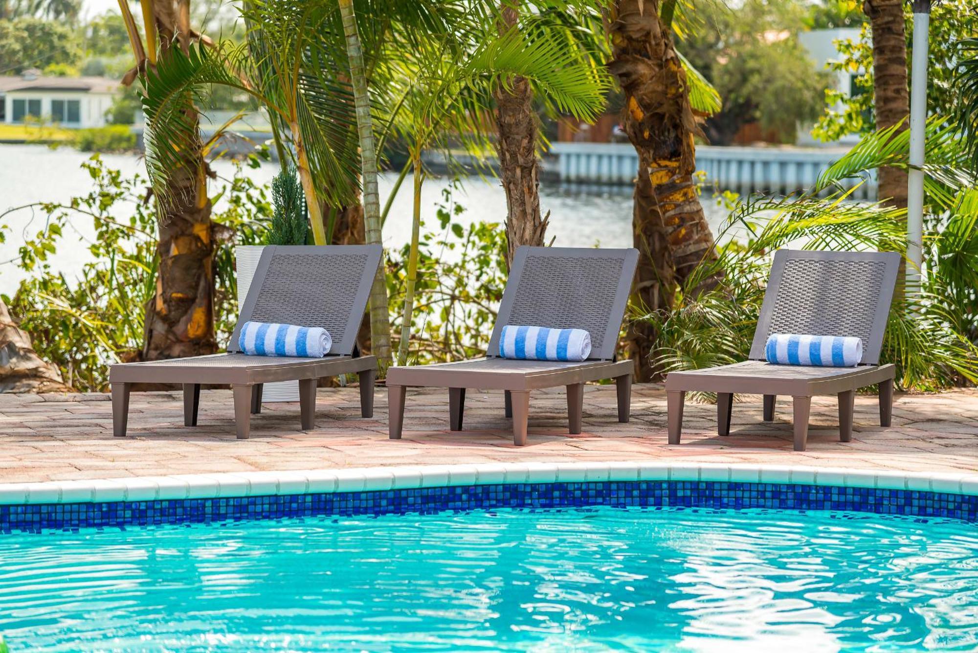 Tropical Waterfront Family Oasis - Amazing Location