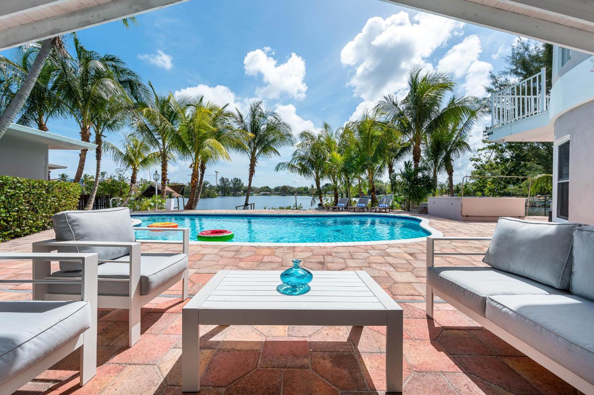 Tropical Waterfront Family Oasis - Amazing Location Miami
