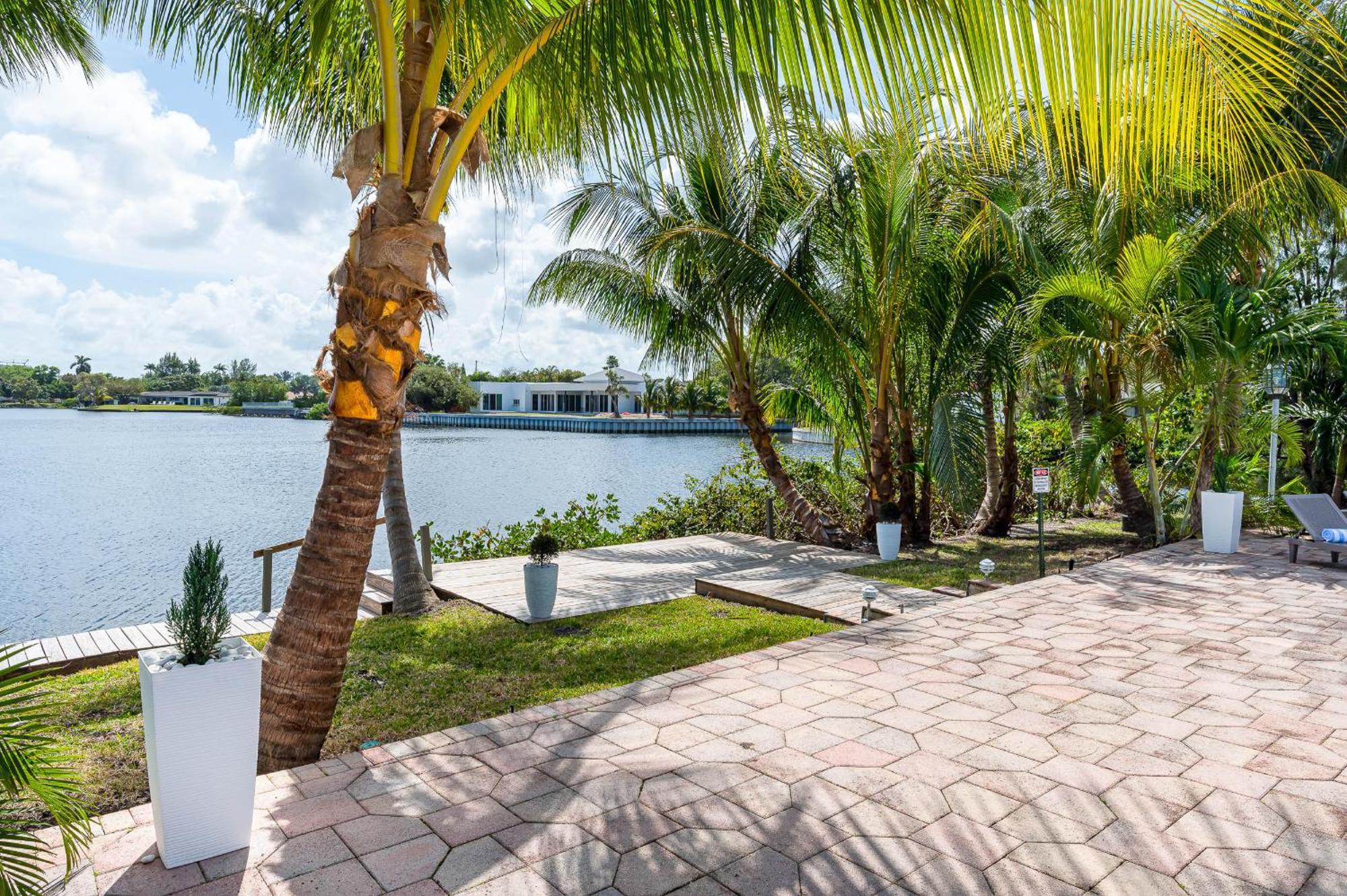 Tropical Waterfront Family Oasis - Amazing Location