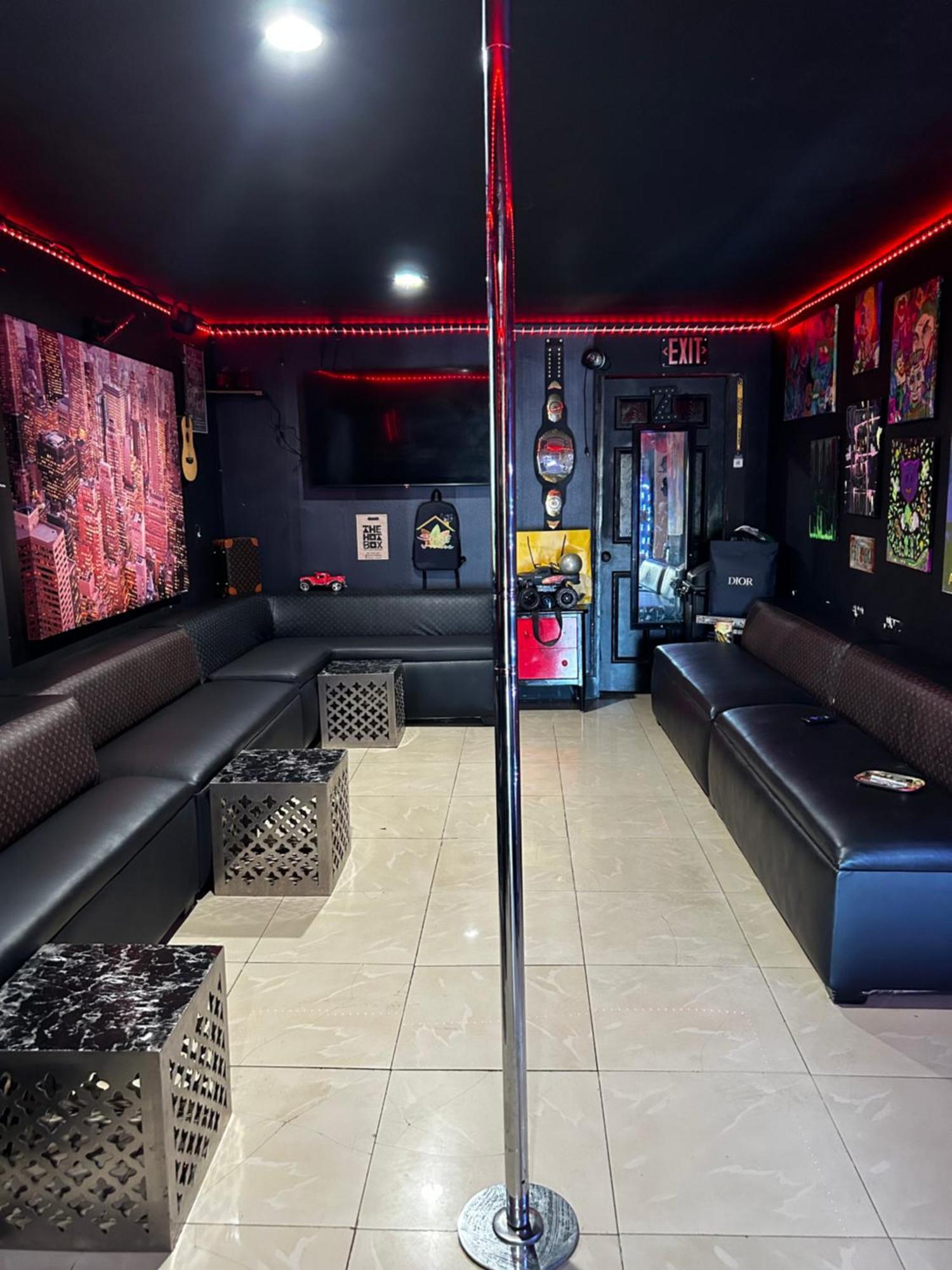 Homestay The Black Door Miami