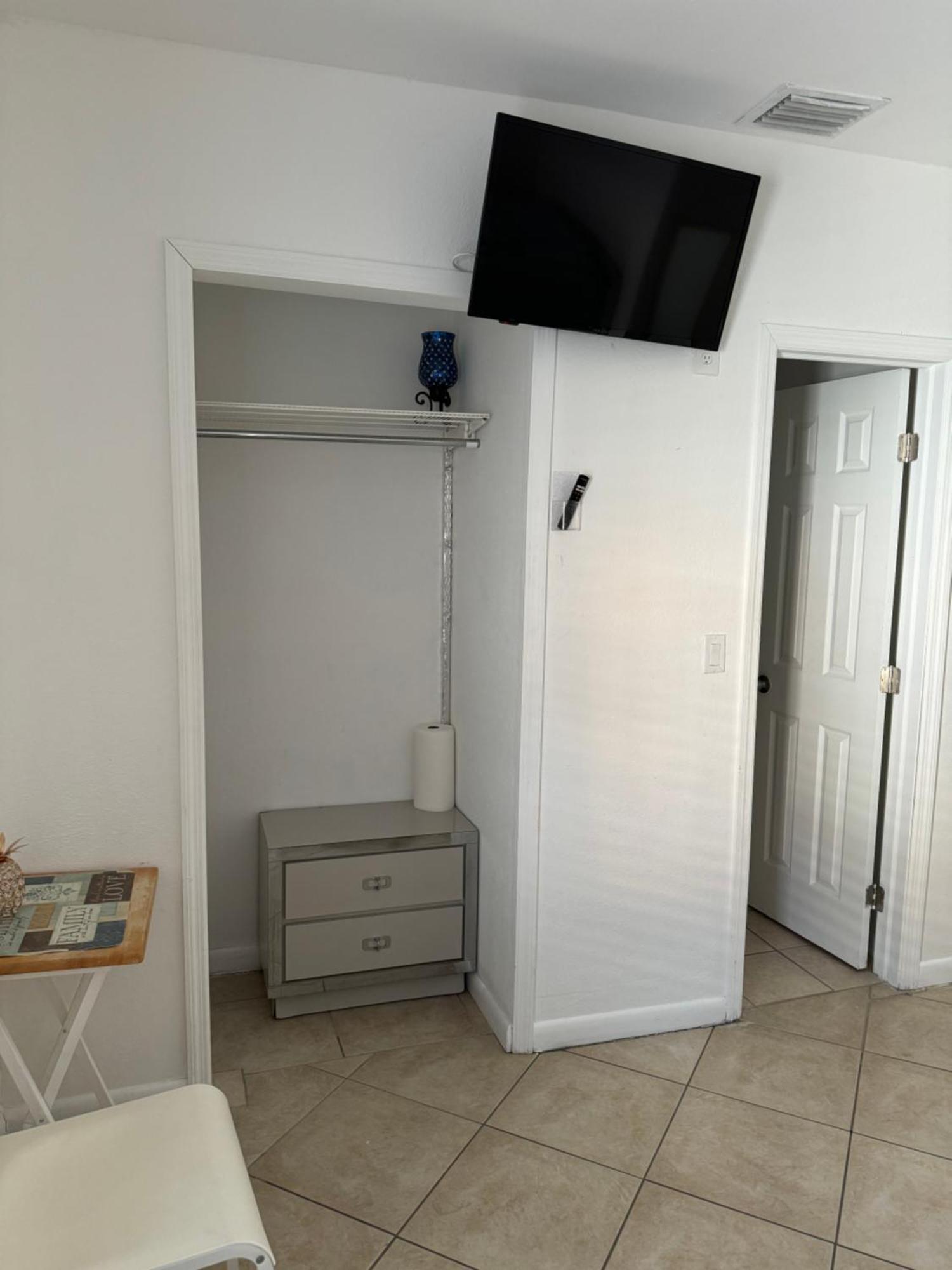 Homestay B2 Value On Private Bedroom With Private Bathroom In Little Havana,