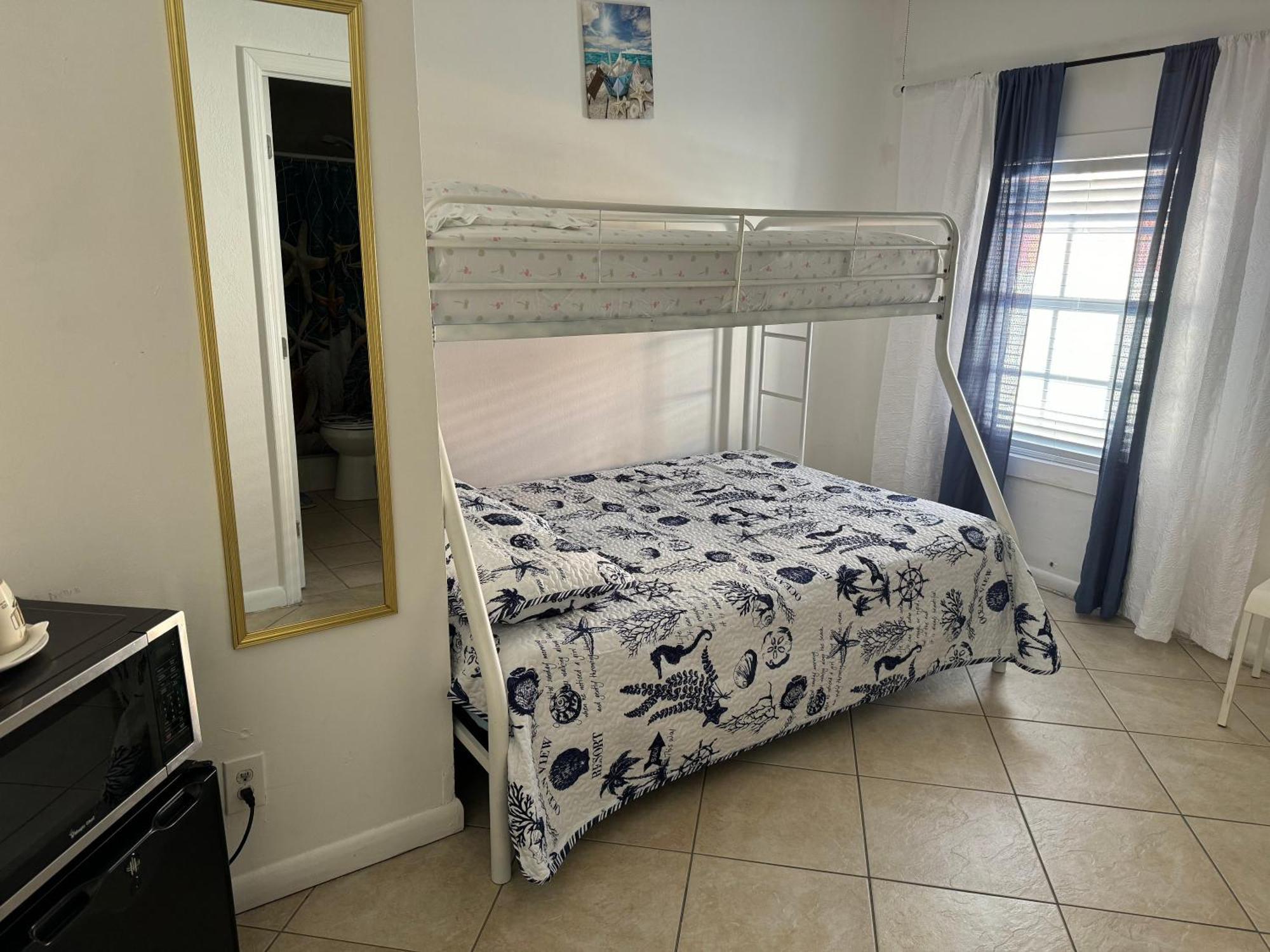 B2 Value On Private Bedroom With Private Bathroom In Little Havana, Homestay *