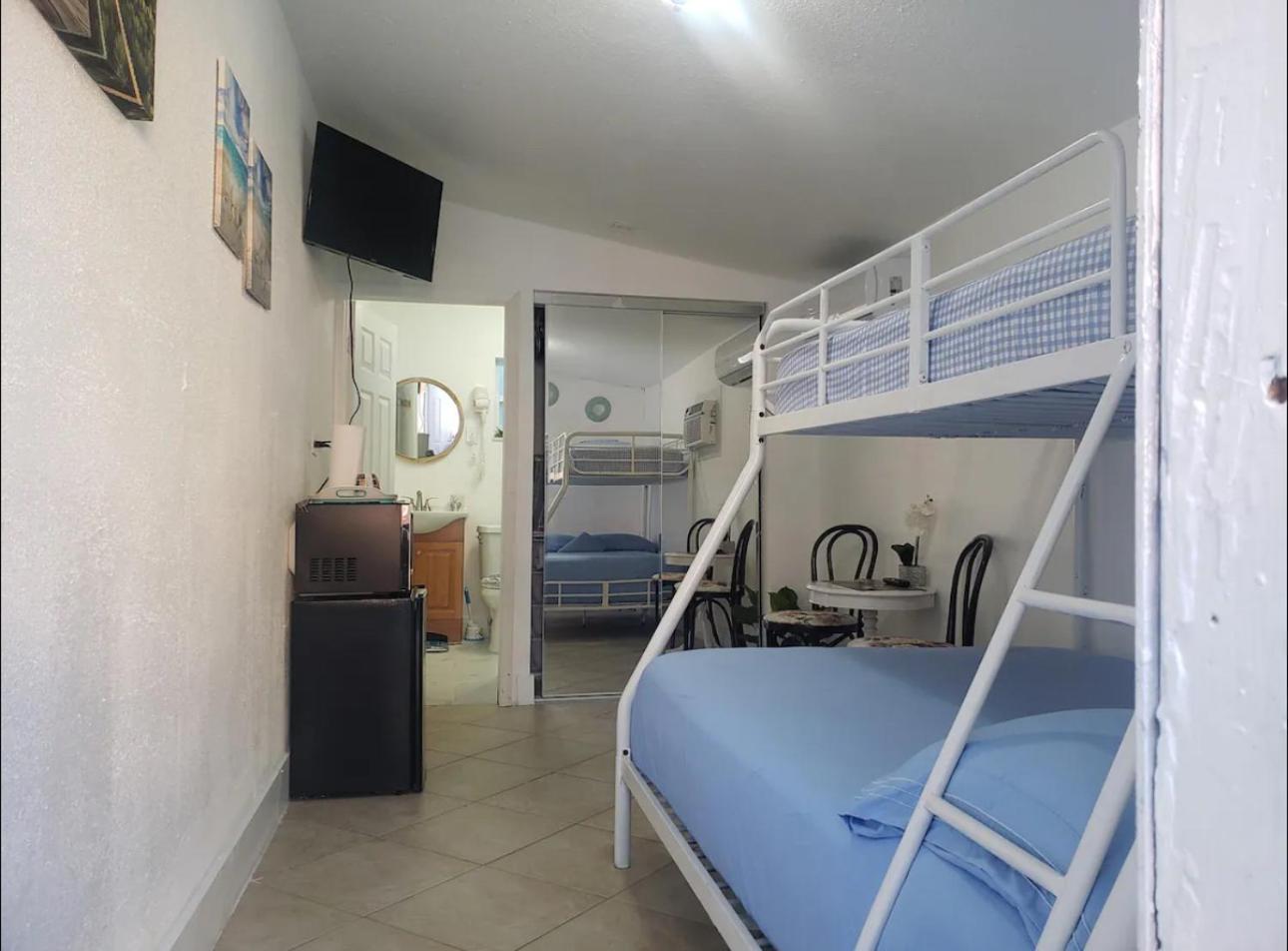 Hospedagem domiciliar B6 Value On Private Bedroom With Private Bathroom In Little Havana,