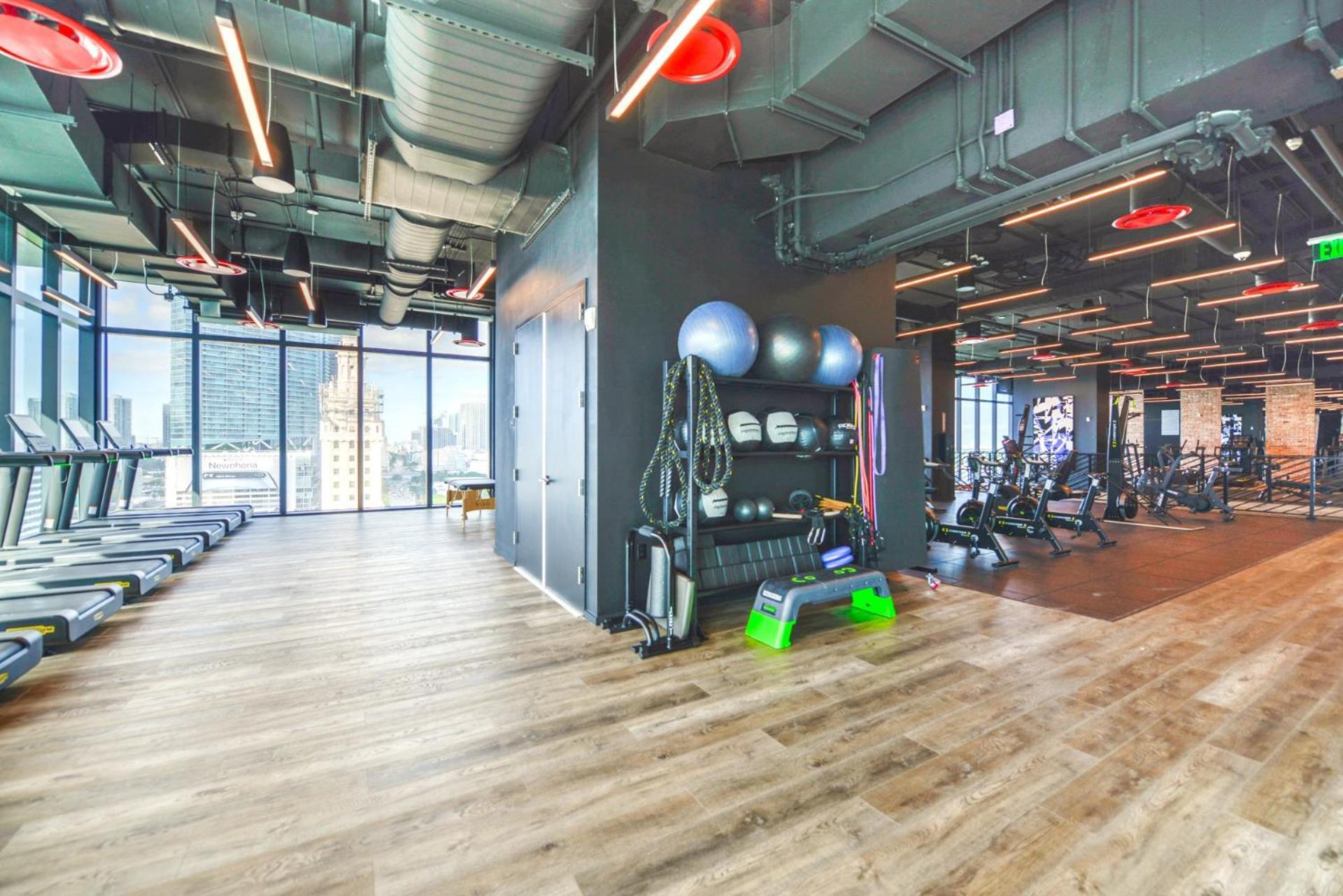 Studio With Amazing City View At Downtown