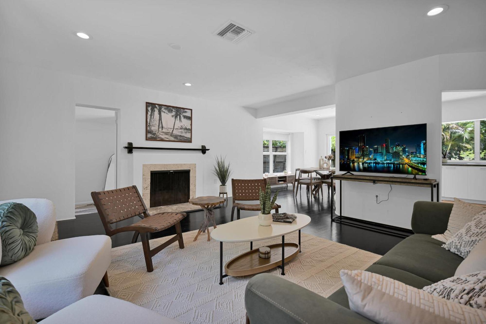 Summer Estate - Pool Parking & Prime Location *