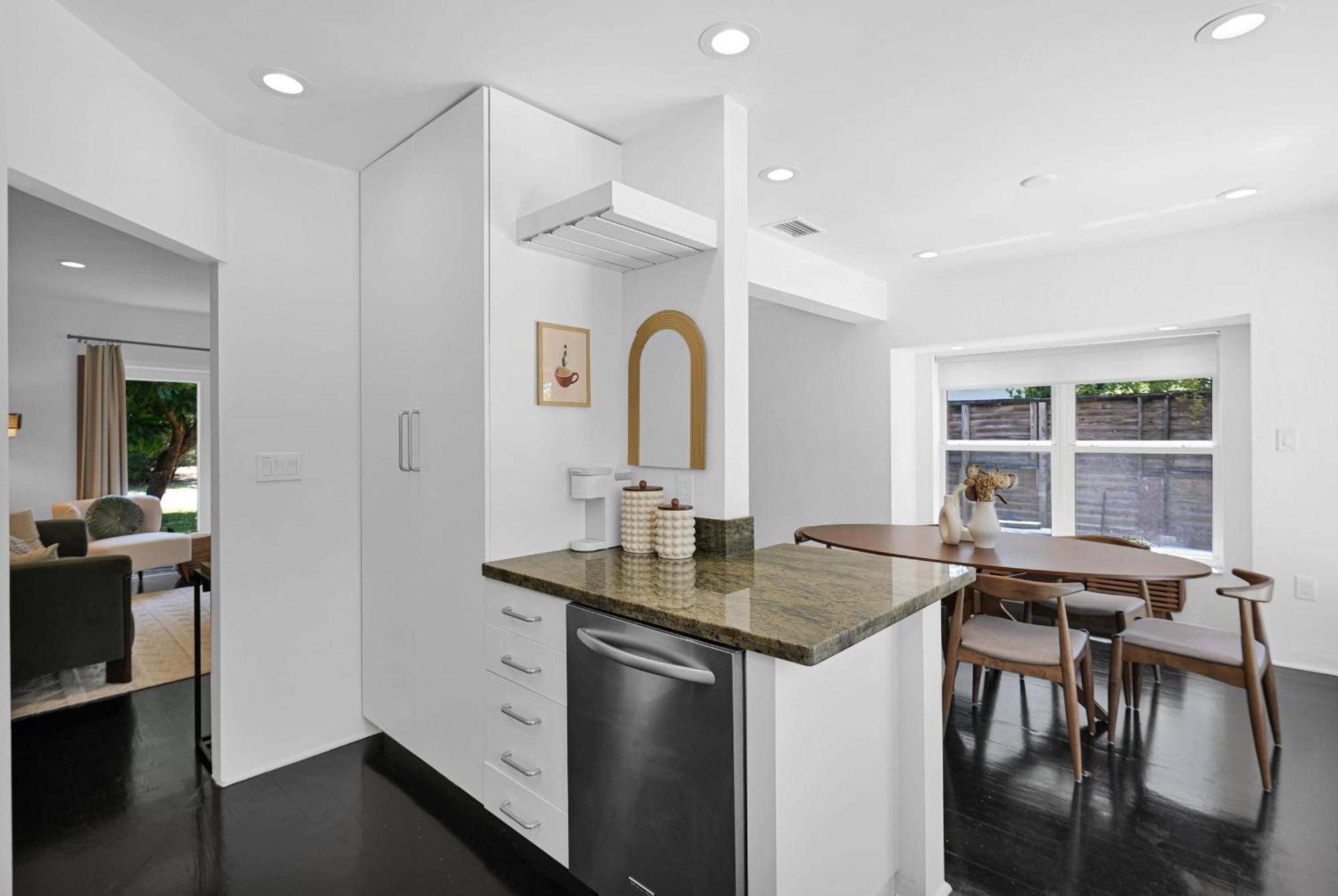 Summer Estate - Pool Parking & Prime Location *