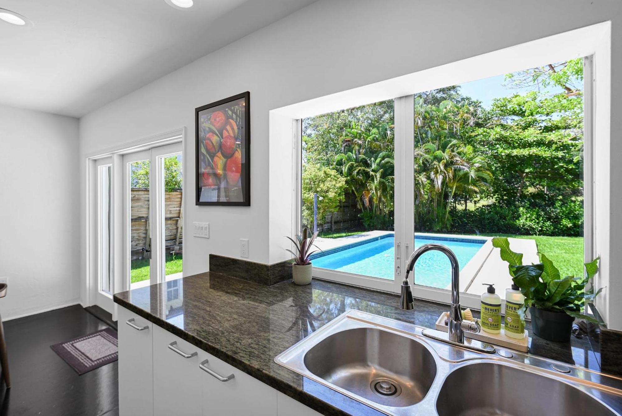 Summer Estate - Pool Parking & Prime Location