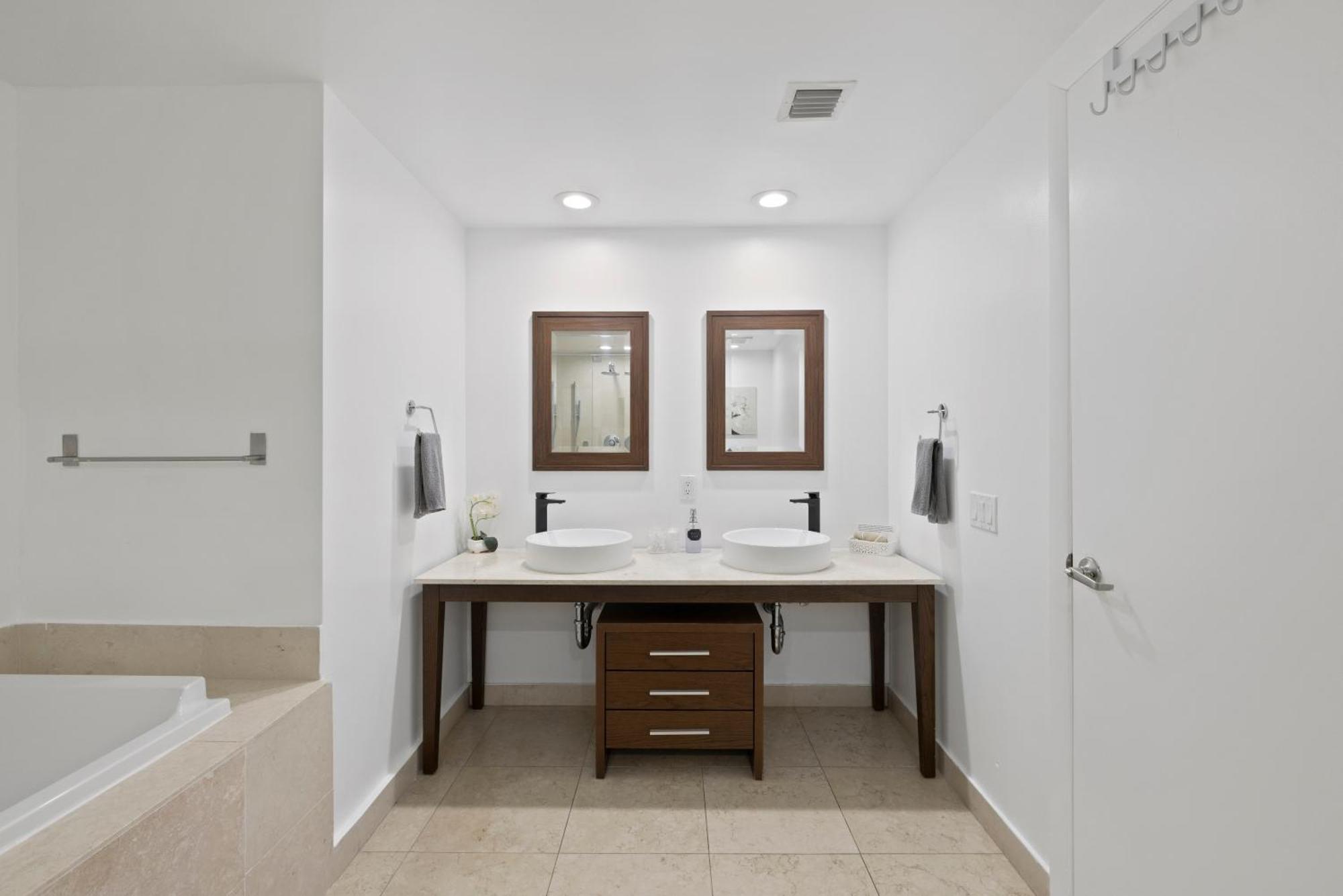 2b2b W Water View - Free Parking - Pool - Lux Miami