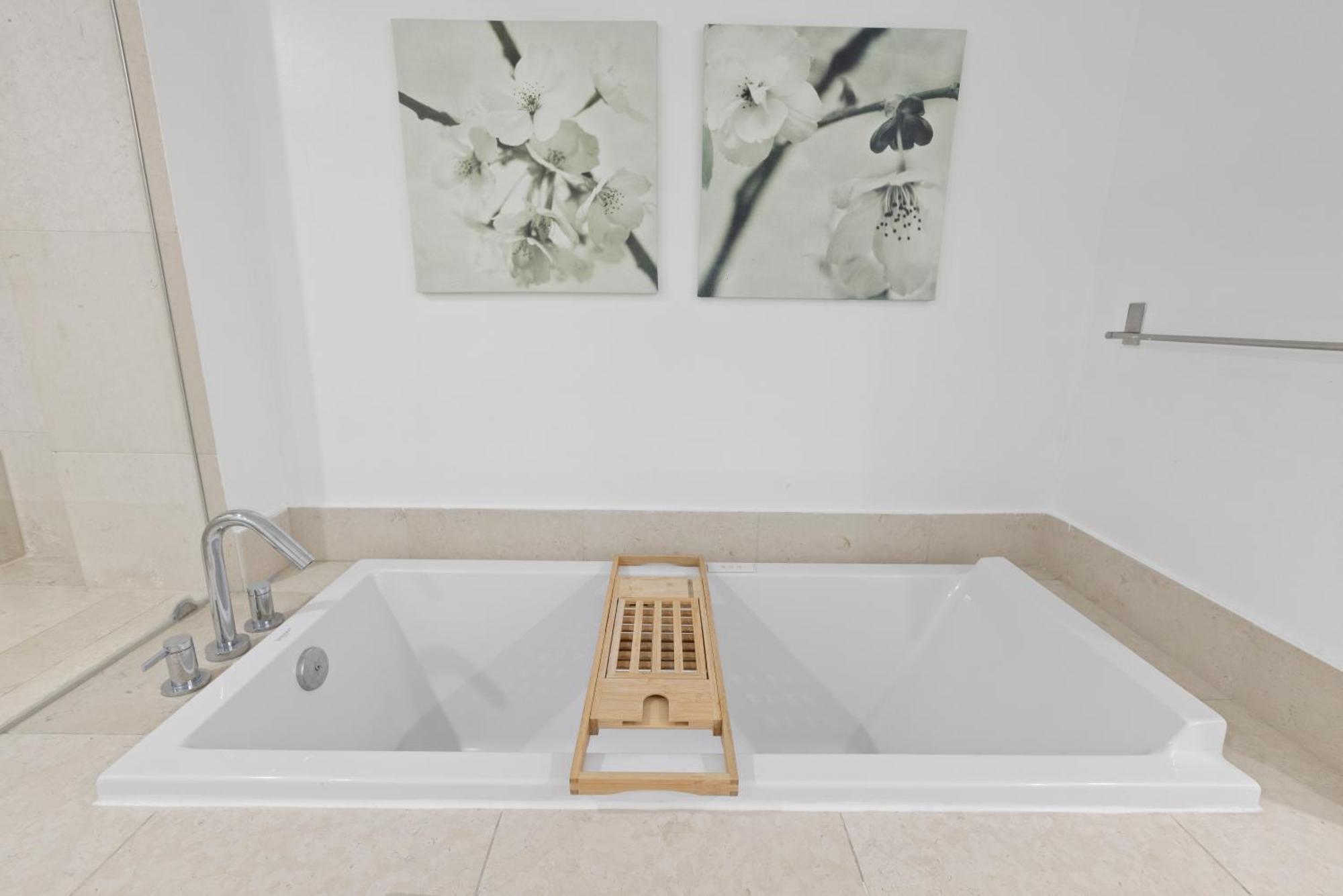2b2b W Water View - Free Parking - Pool - Lux Holiday home