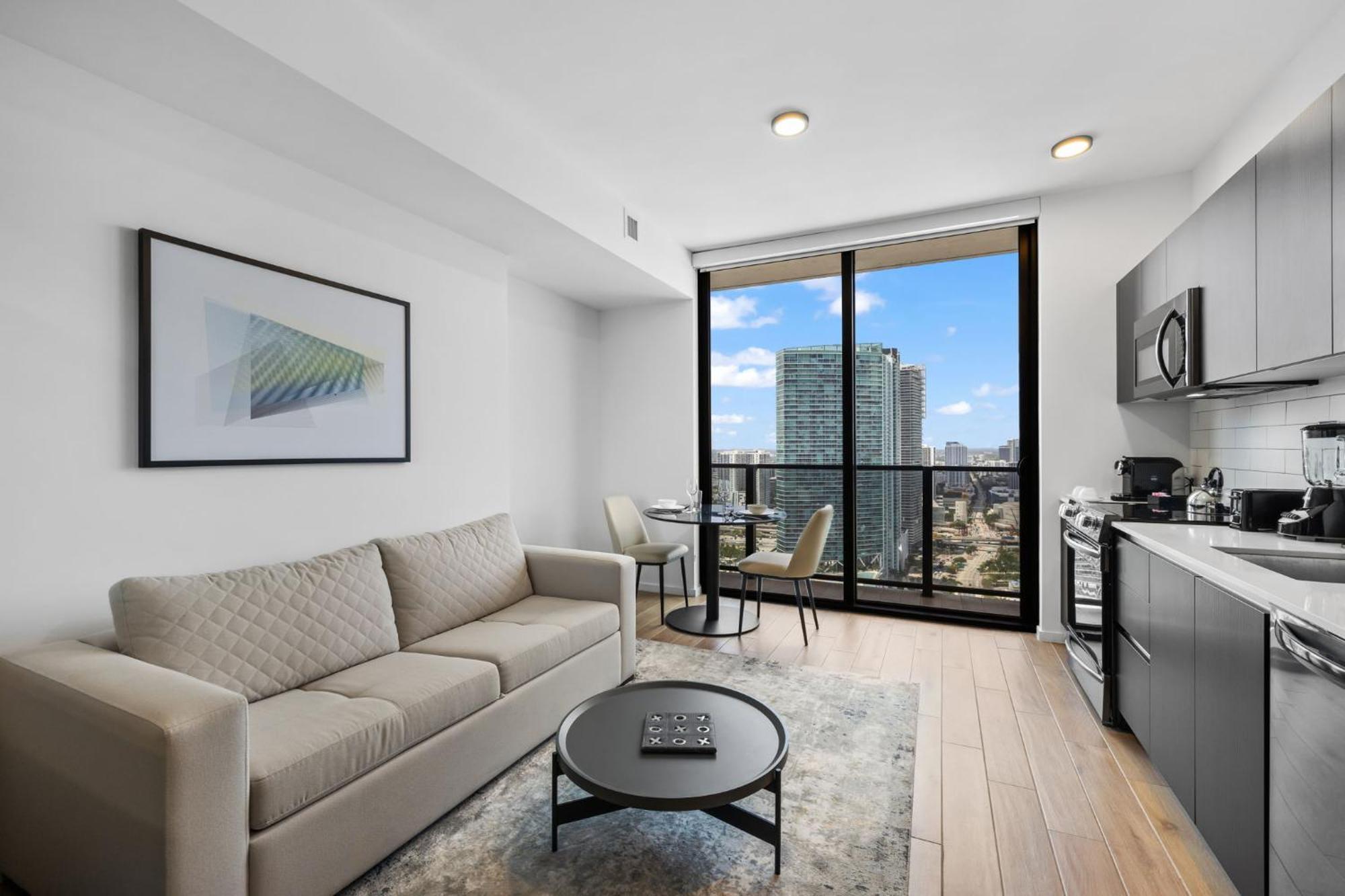 Studio With Amazing City View At Downtown *