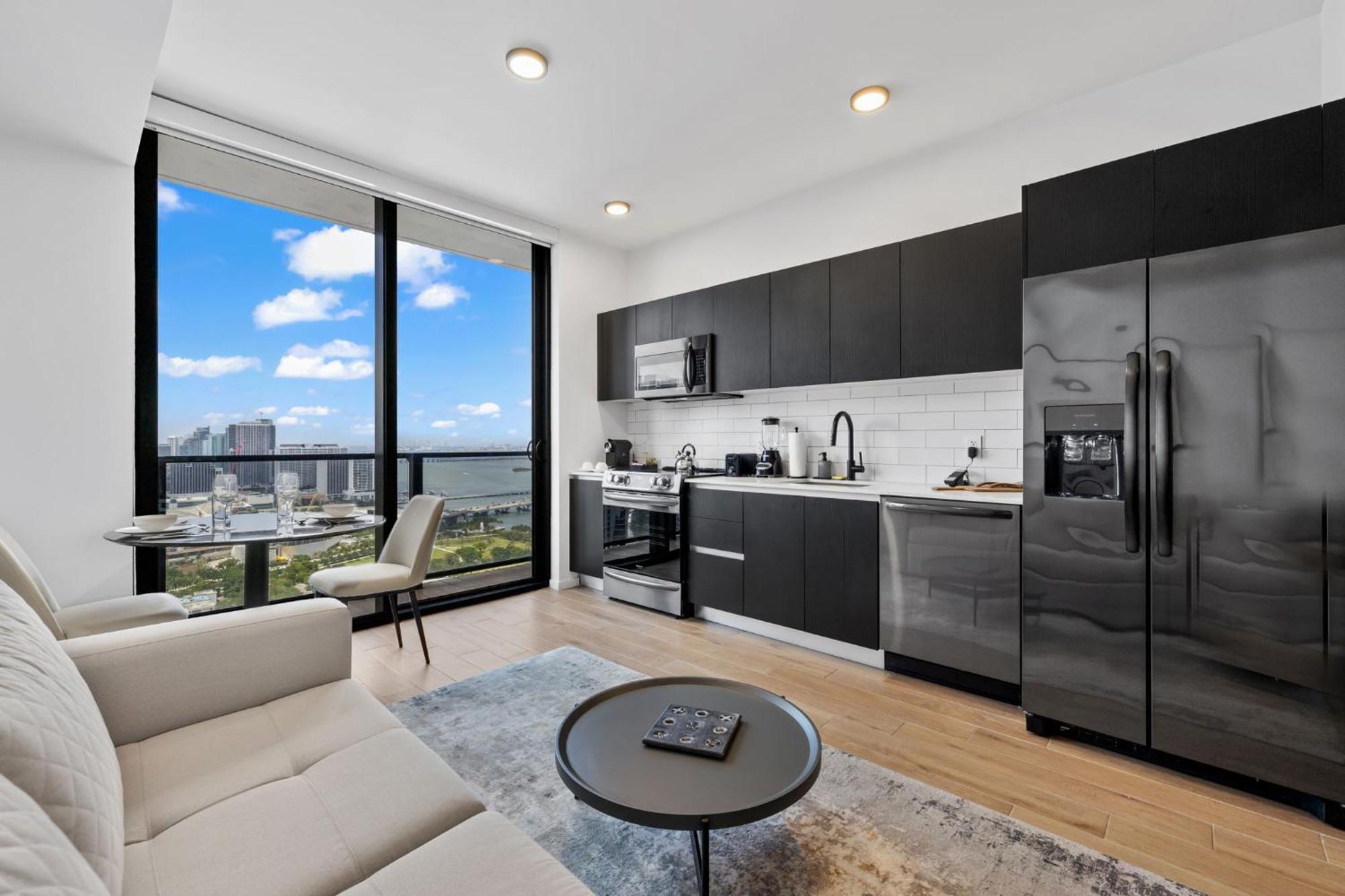 Studio With Amazing City View At Downtown *