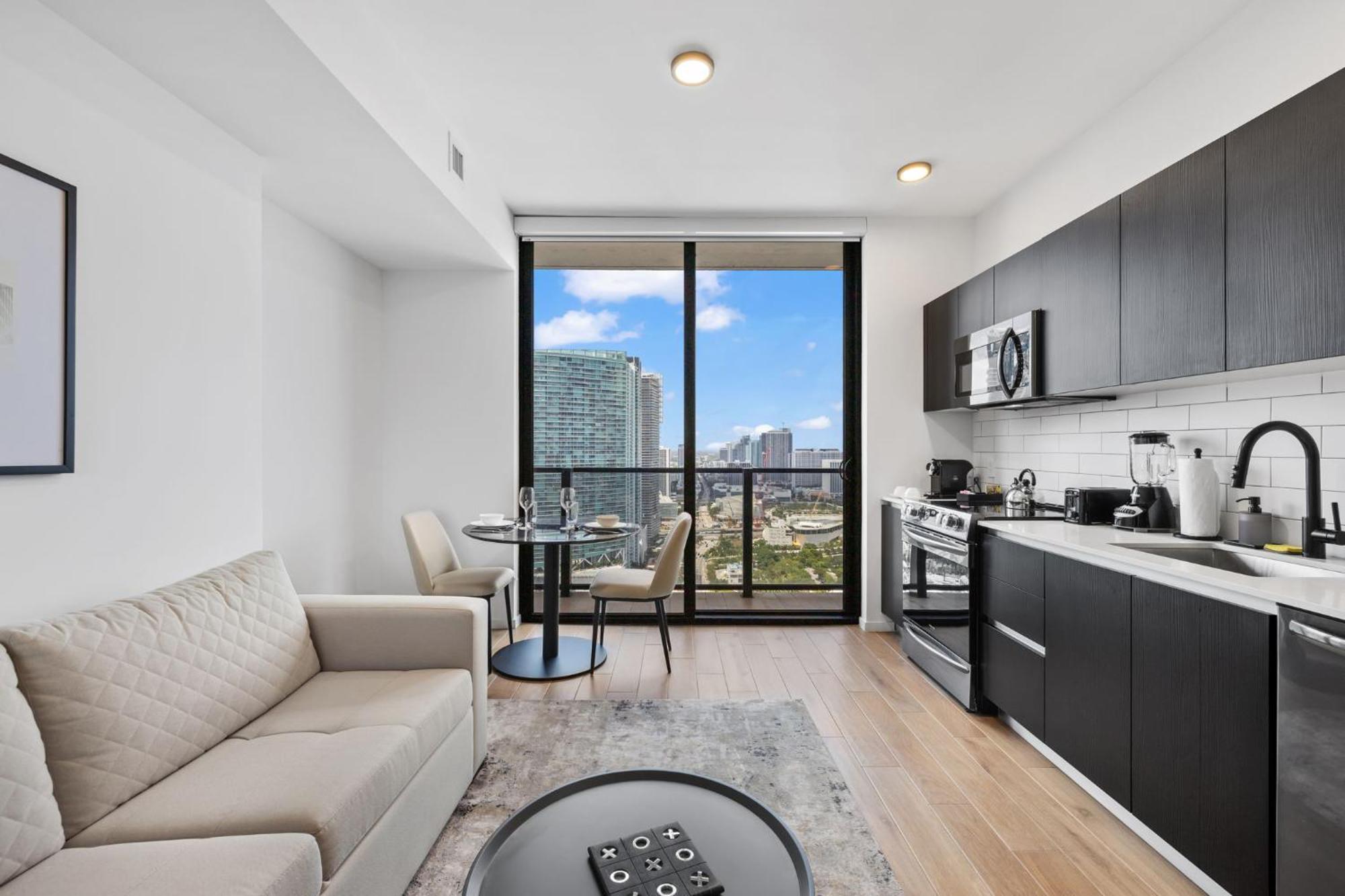 Studio With Amazing City View At Downtown