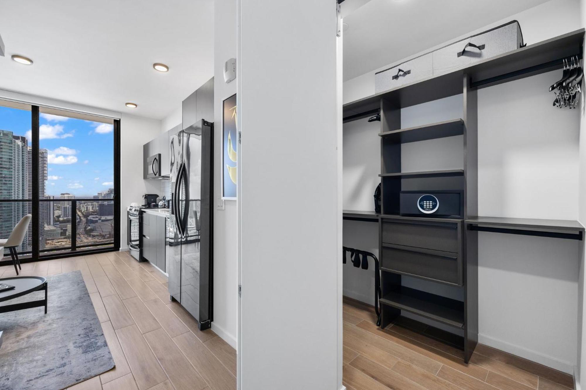 Studio With Amazing City View At Downtown
