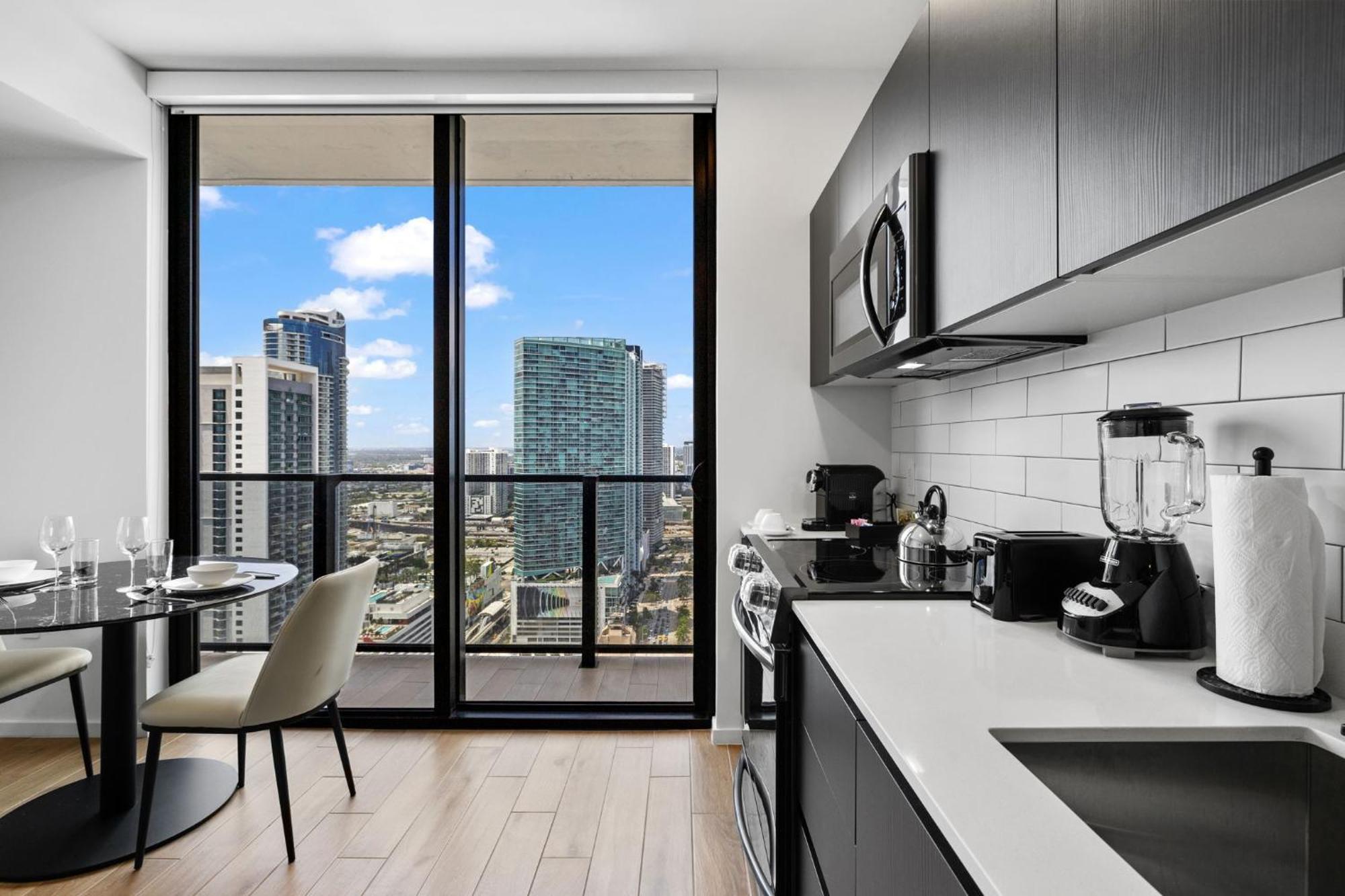 Studio With Amazing City View At Downtown Miami