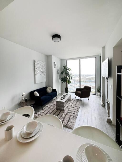 Downtown 2 Br-sleeps 6- 1-kingbed, Sofabed Apartment *