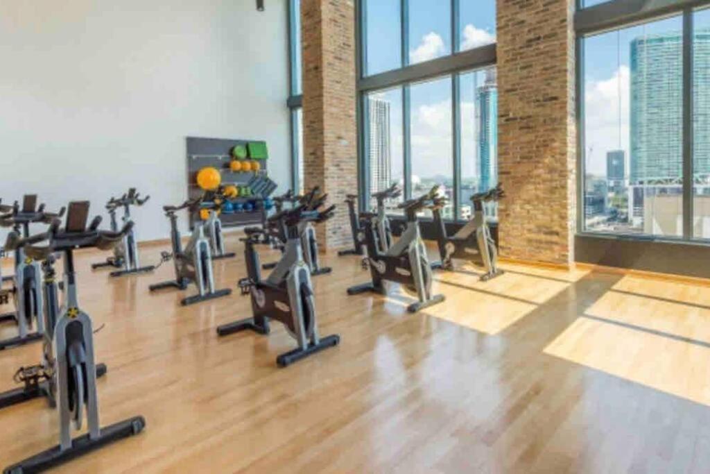 Apartment Downtown 2 Br-sleeps 6- 1-kingbed, Sofabed