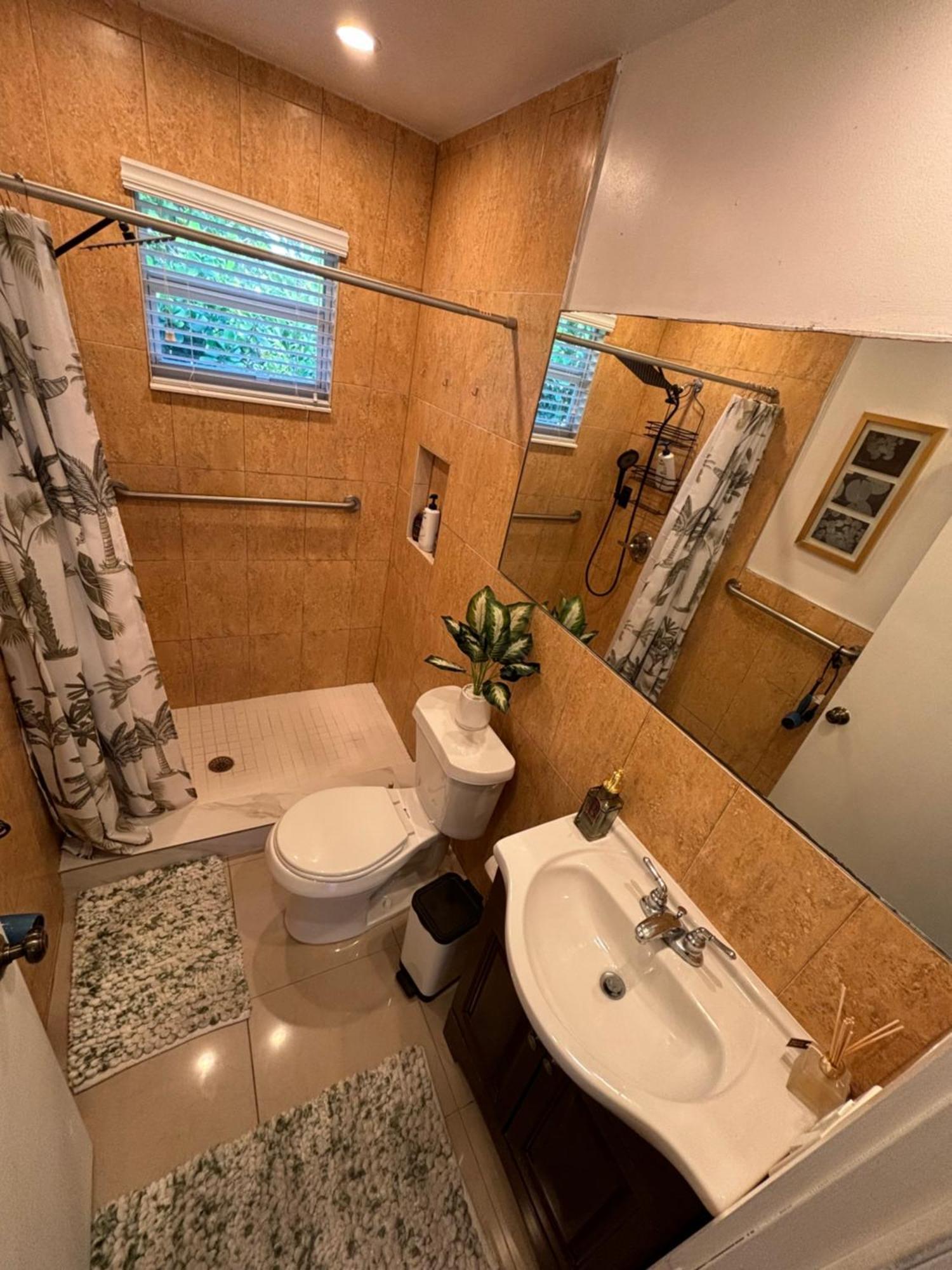Deluxe In Location In A 2 Bedrooms Unit - Parking, Laundry And Luggage Storage Guest house