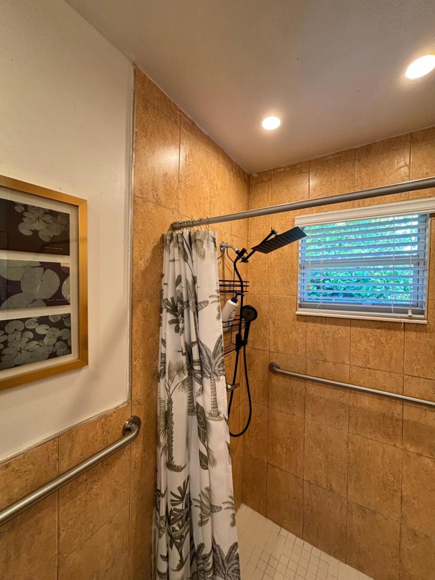 Deluxe In Location In A 2 Bedrooms Unit - Parking, Laundry And Luggage Storage Guest house *
