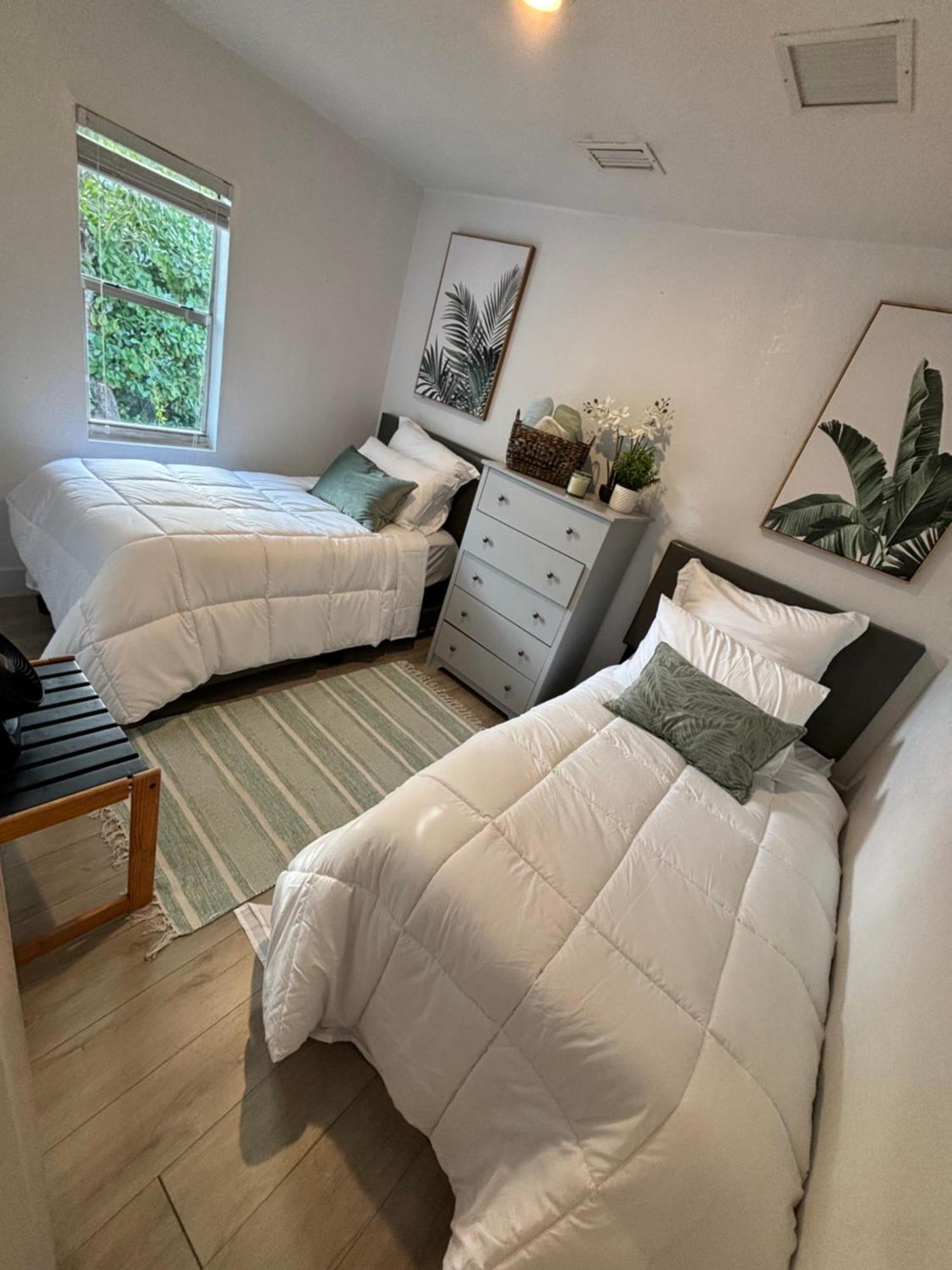 Deluxe In Location In A 2 Bedrooms Unit - Parking, Laundry And Luggage Storage *