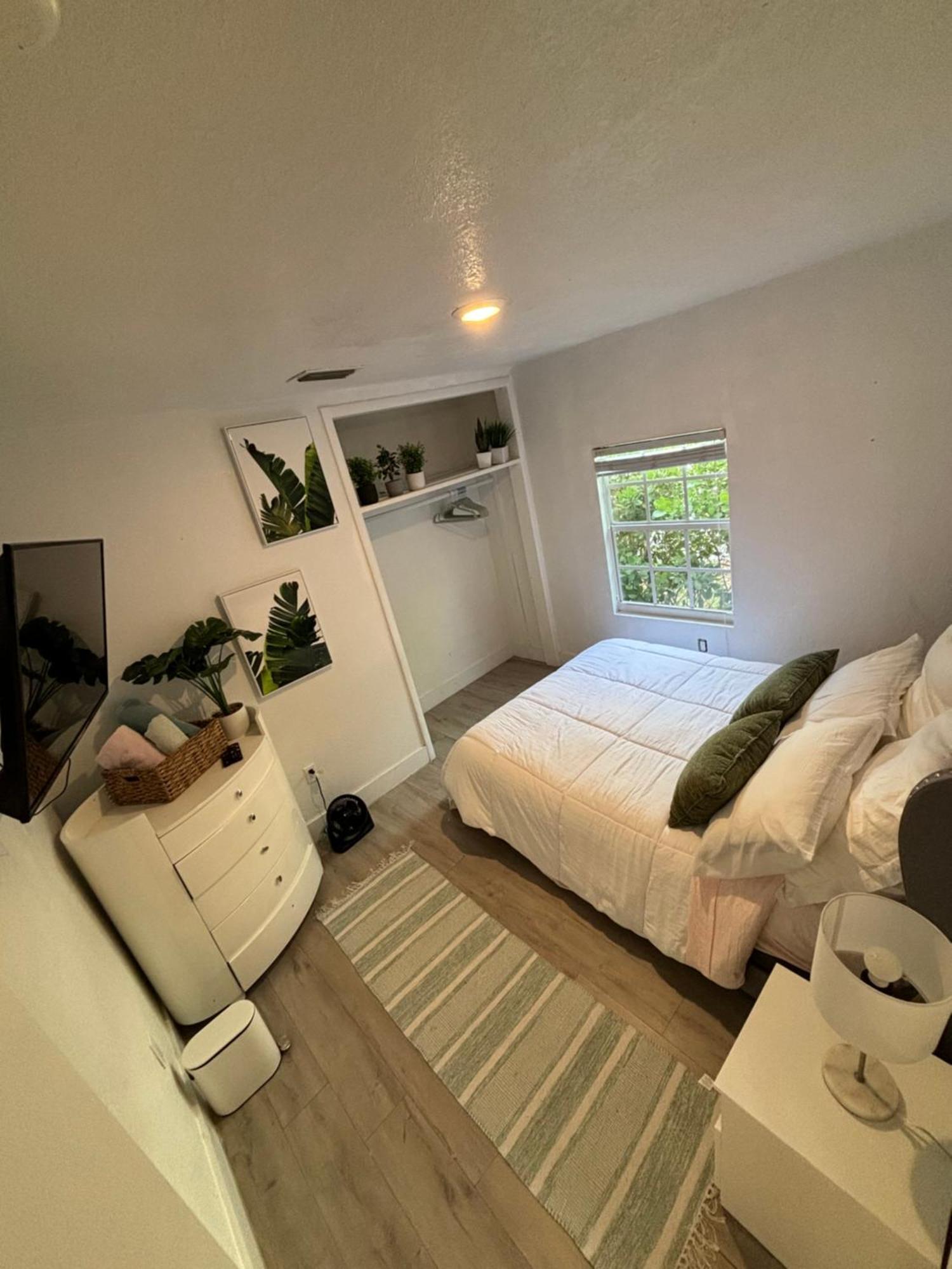 Guest house Deluxe In Location In A 2 Bedrooms Unit - Parking, Laundry And Luggage Storage *
