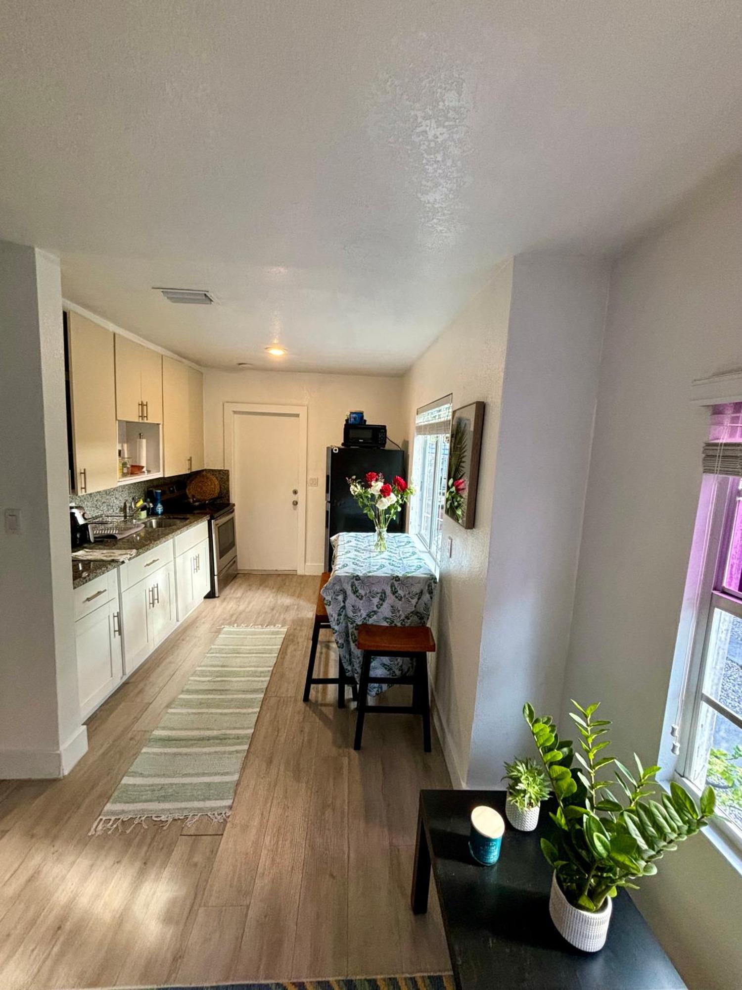 Guest house Deluxe In Location In A 2 Bedrooms Unit - Parking, Laundry And Luggage Storage