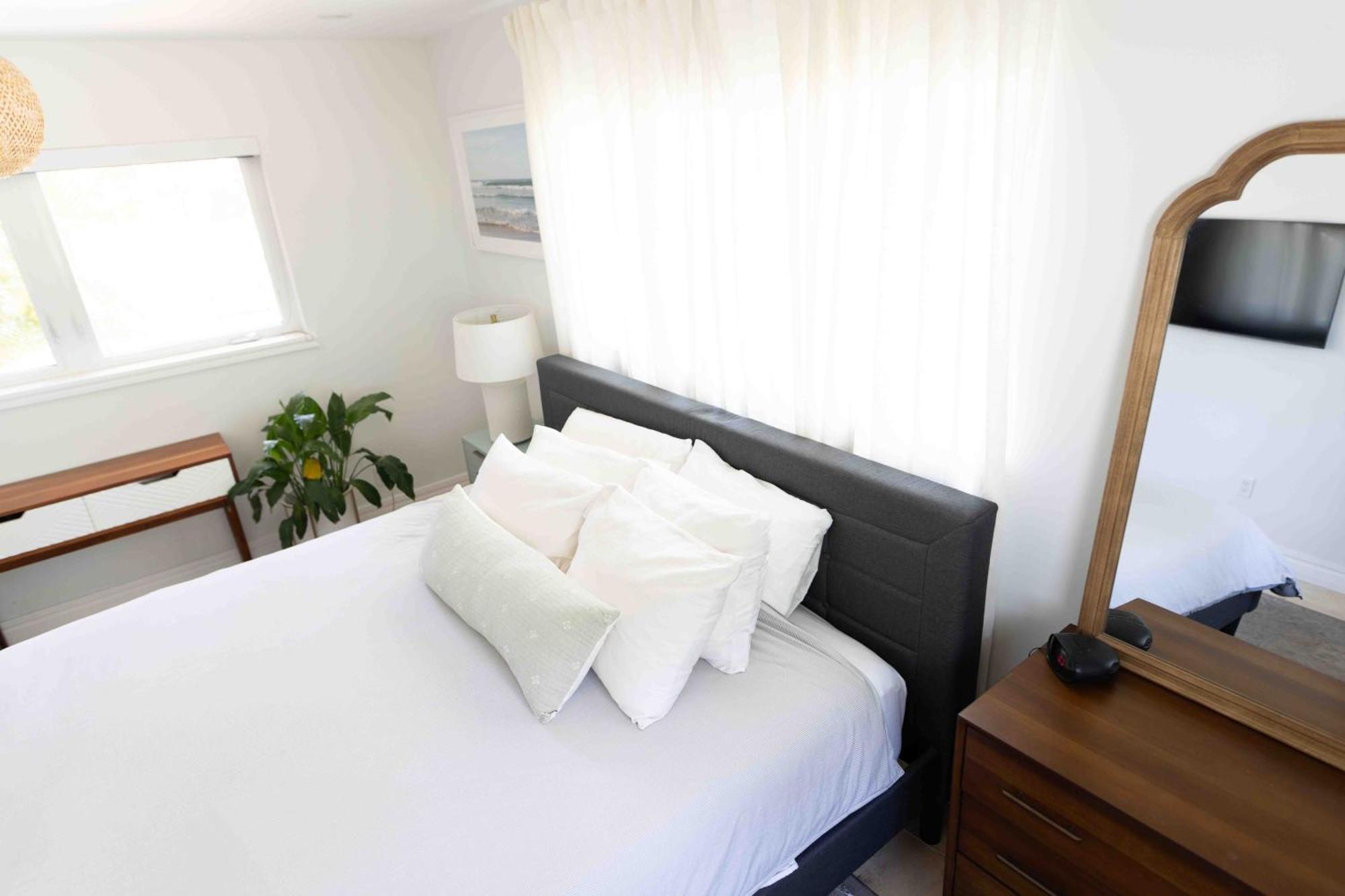 Pool! Location! Steps To The Water! Kid Friendly! Holiday home *