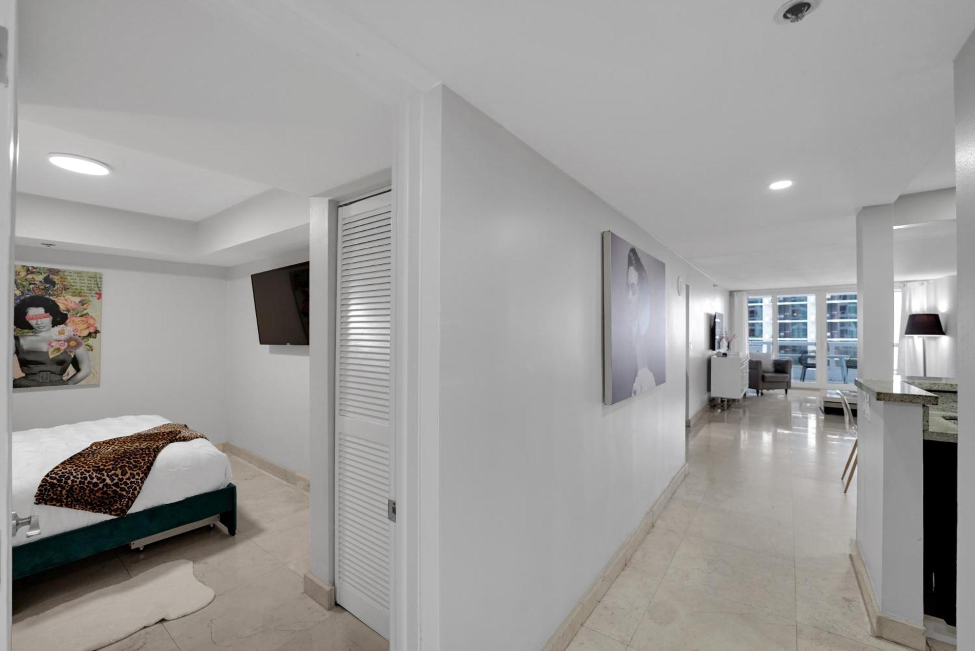 Hello Gorgeous! Water & Skyline Views! Apartment