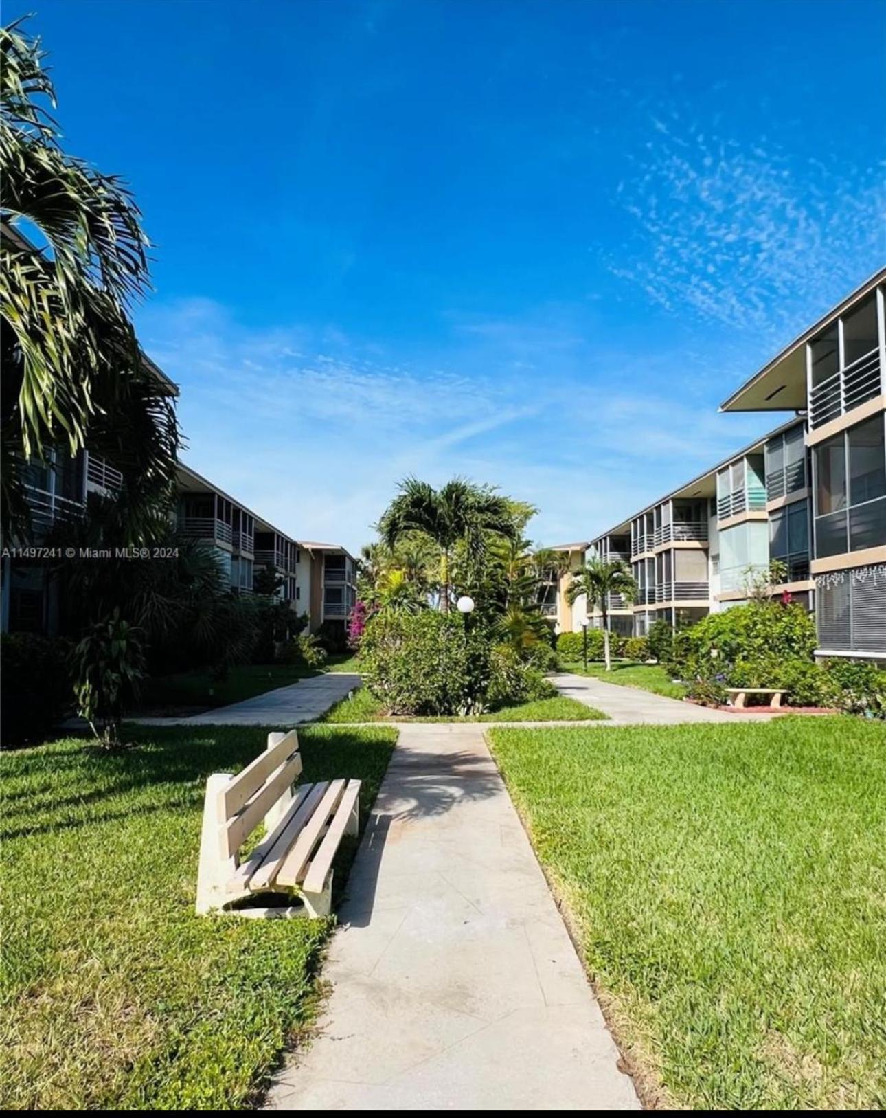 Apartment One Bedroom Minutes From The Beach *